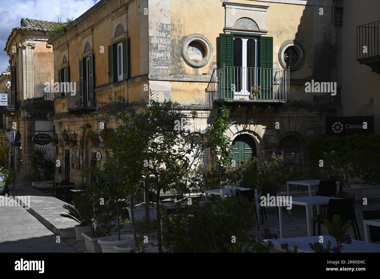 Landschaft mit malerischem Blick auf lokale Restaurants und Pubs am Corso XXV Aprile in Ragusa Ibla Sizilien, Italien. Stockfoto