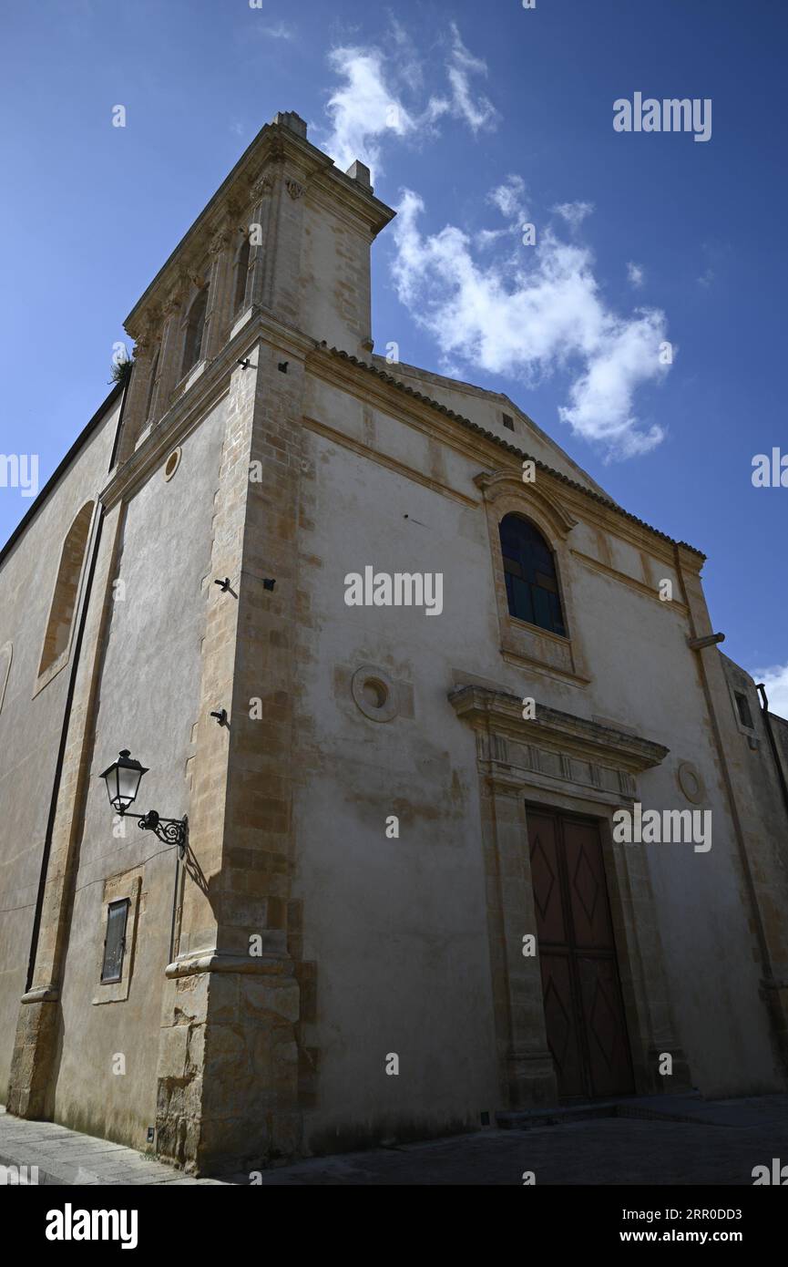 Malerischer Blick von außen auf Chiesa Parrocchiale di San Tommaso Apostolo, eine der ältesten Gemeinden an der Via San Domenico in Ragusa Ibla Sizilien, Italien. Stockfoto