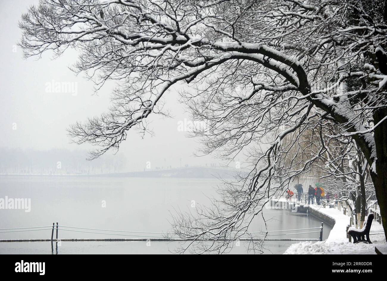 200810 -- HANGZHOU, 10. August 2020 -- Foto aufgenommen am 19. Januar 2011 zeigt die Landschaft des West Lake Scenic Area nach einem Schneefall in Hangzhou, der ostchinesischen Provinz Zhejiang. Die Kulturlandschaft des West Lake in Hangzhou, umrahmt von wolkenbedeckten Hügeln auf drei Seiten und aufgeteilt in mehrere Teile durch malerische Dämme, präsentiert eine zarte Landschaft mit sich überlappenden Gipfeln und verstreuten Tempeln, Pagoden, Pavillons, Gärten, Zierbäumen, und künstliche Inseln, die der Stadt Hangzhou Schönheit verleihen. Es wurde vom Weltkulturerbe-Komitee in die UNESCO-Liste des Weltkulturerbes aufgenommen Stockfoto