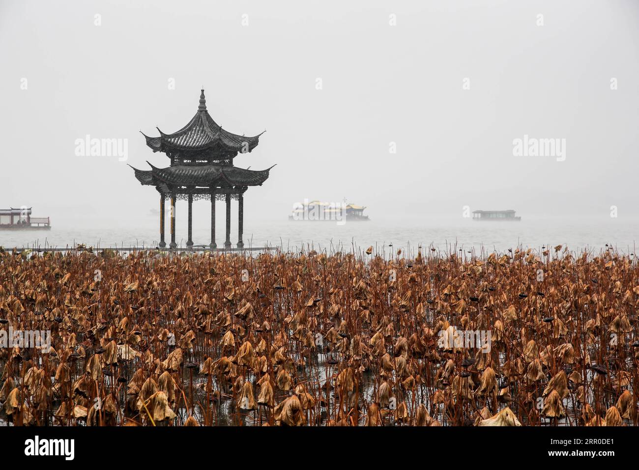 200810 -- HANGZHOU, 10. August 2020 -- Foto vom 8. Dezember 2018 zeigt Boote, die an einem Pavillon im malerischen Gebiet des Westsees in Hangzhou, der ostchinesischen Provinz Zhejiang, segeln. Die Kulturlandschaft des West Lake in Hangzhou, umrahmt von wolkenbedeckten Hügeln auf drei Seiten und aufgeteilt in mehrere Teile durch malerische Dämme, präsentiert eine zarte Landschaft mit sich überlappenden Gipfeln und verstreuten Tempeln, Pagoden, Pavillons, Gärten, Zierbäumen, und künstliche Inseln, die der Stadt Hangzhou Schönheit verleihen. Es wurde vom Weltkulturerbe-Komitee auf der UNESCO-Welterbeliste als Cu eingeschrieben Stockfoto
