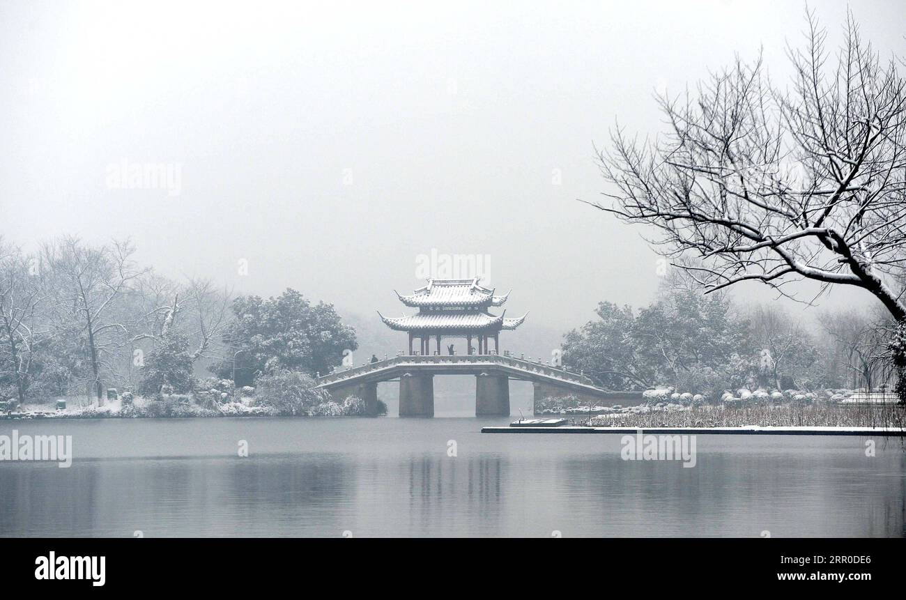 200810 -- HANGZHOU, 10. August 2020 -- Foto aufgenommen am 19. Januar 2011 zeigt die Landschaft des West Lake Scenic Area nach einem Schneefall in Hangzhou, der ostchinesischen Provinz Zhejiang. Die Kulturlandschaft des West Lake in Hangzhou, umrahmt von wolkenbedeckten Hügeln auf drei Seiten und aufgeteilt in mehrere Teile durch malerische Dämme, präsentiert eine zarte Landschaft mit sich überlappenden Gipfeln und verstreuten Tempeln, Pagoden, Pavillons, Gärten, Zierbäumen, und künstliche Inseln, die der Stadt Hangzhou Schönheit verleihen. Es wurde vom Weltkulturerbe-Komitee in die UNESCO-Liste des Weltkulturerbes aufgenommen Stockfoto