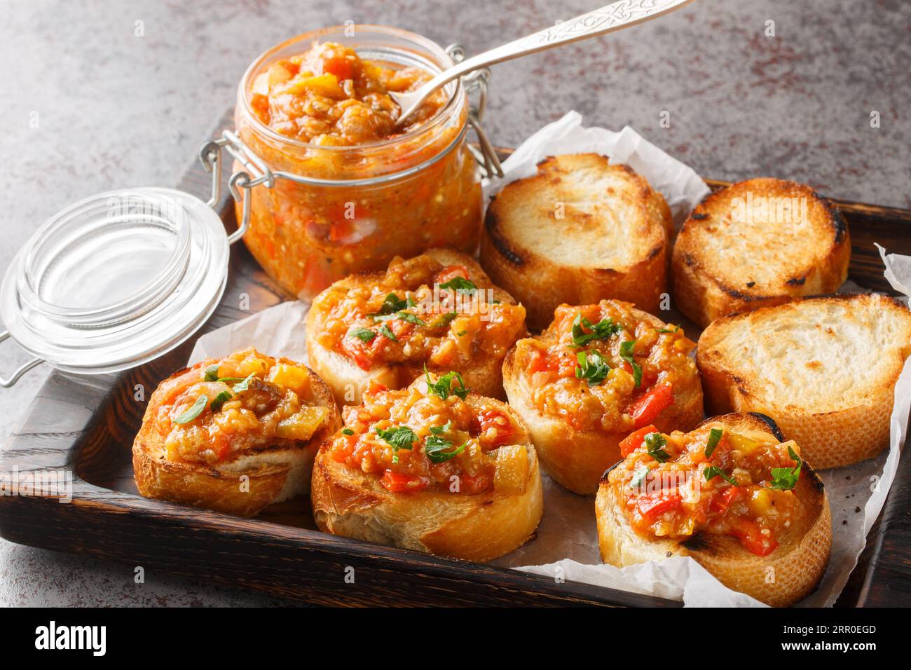 Würziger Appetithappen aus Auberginen, Tomaten, Zwiebeln, Paprika und Knoblauch auf dem Tisch. Horizontal Stockfoto