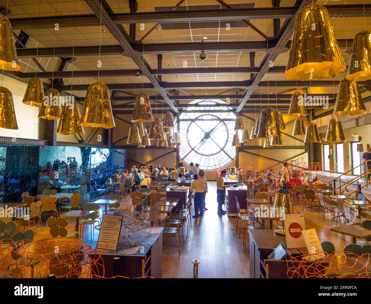 Restaurant mit Uhr, im Musée d'Orsay, Paris, Frankreich, Europa, EU. Stockfoto