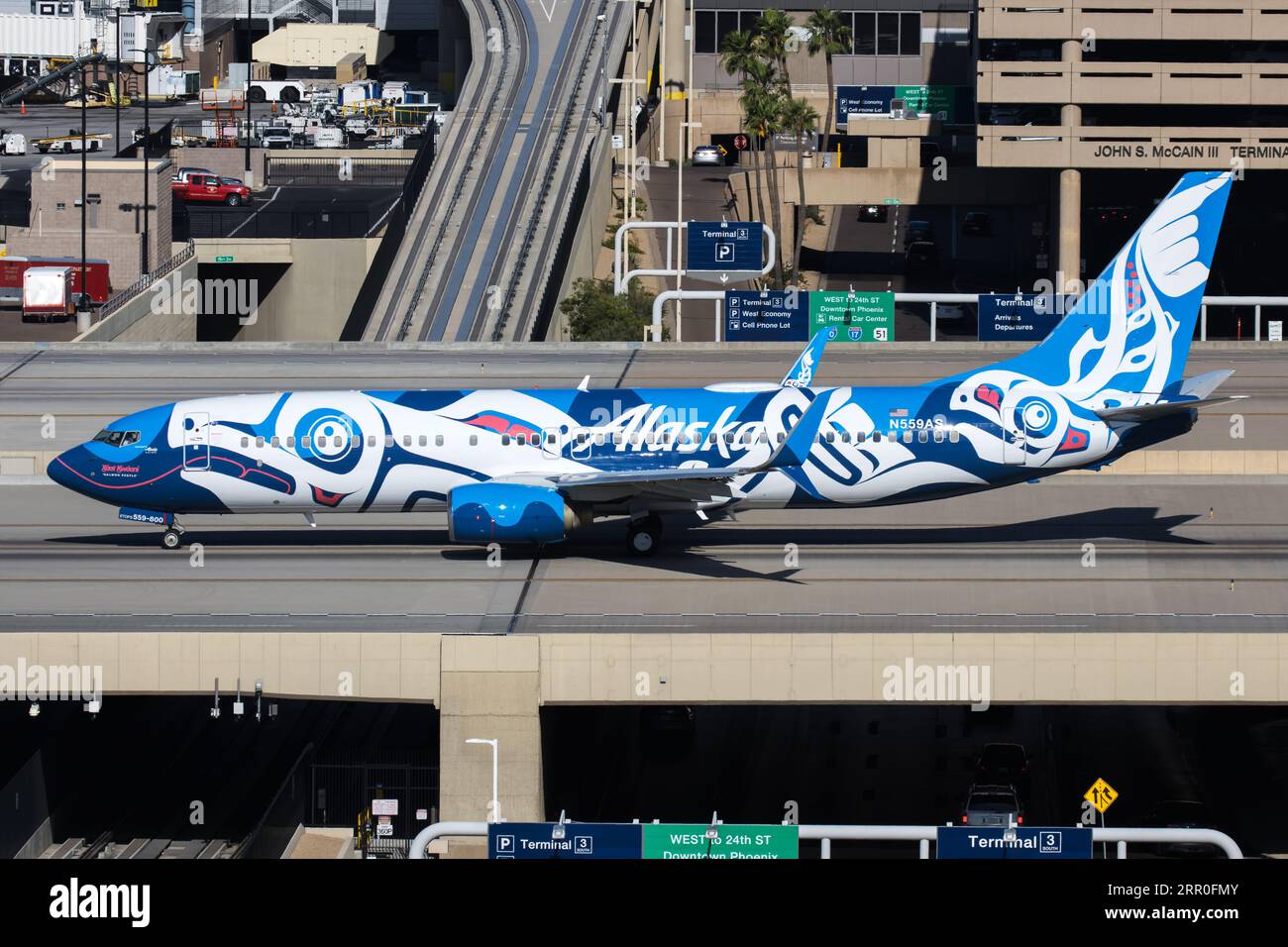 Alaska Airlines' neue Sonderlackierung mit Kunstwerken der indigenen Bevölkerung, Xaat Kwaani Stockfoto
