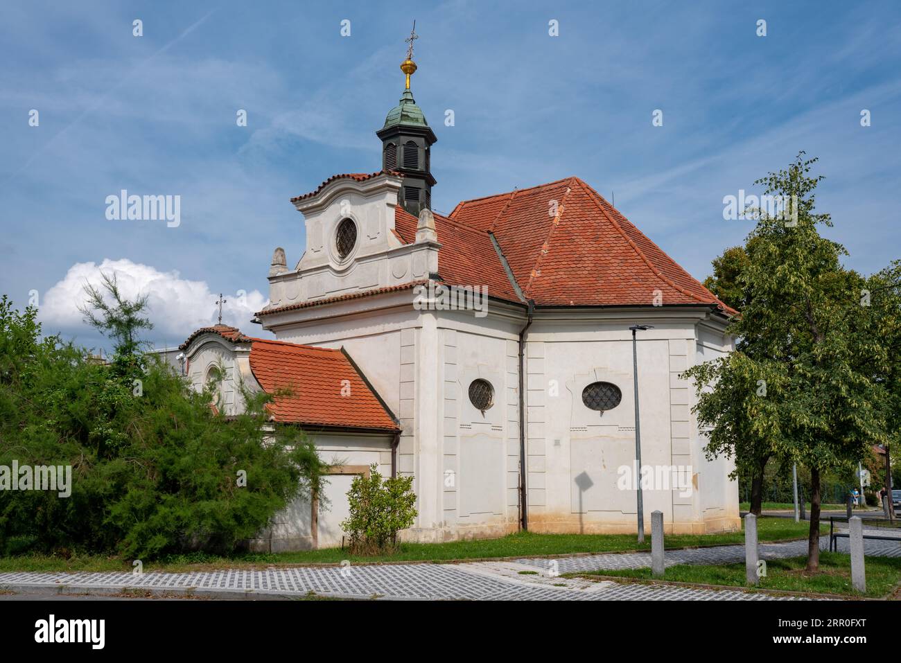 Die Geburtskirche Mariens in Prag-Michle. Barockes Gebäude aus den 1720er Jahren in einem kleinen öffentlichen Park. Stockfoto