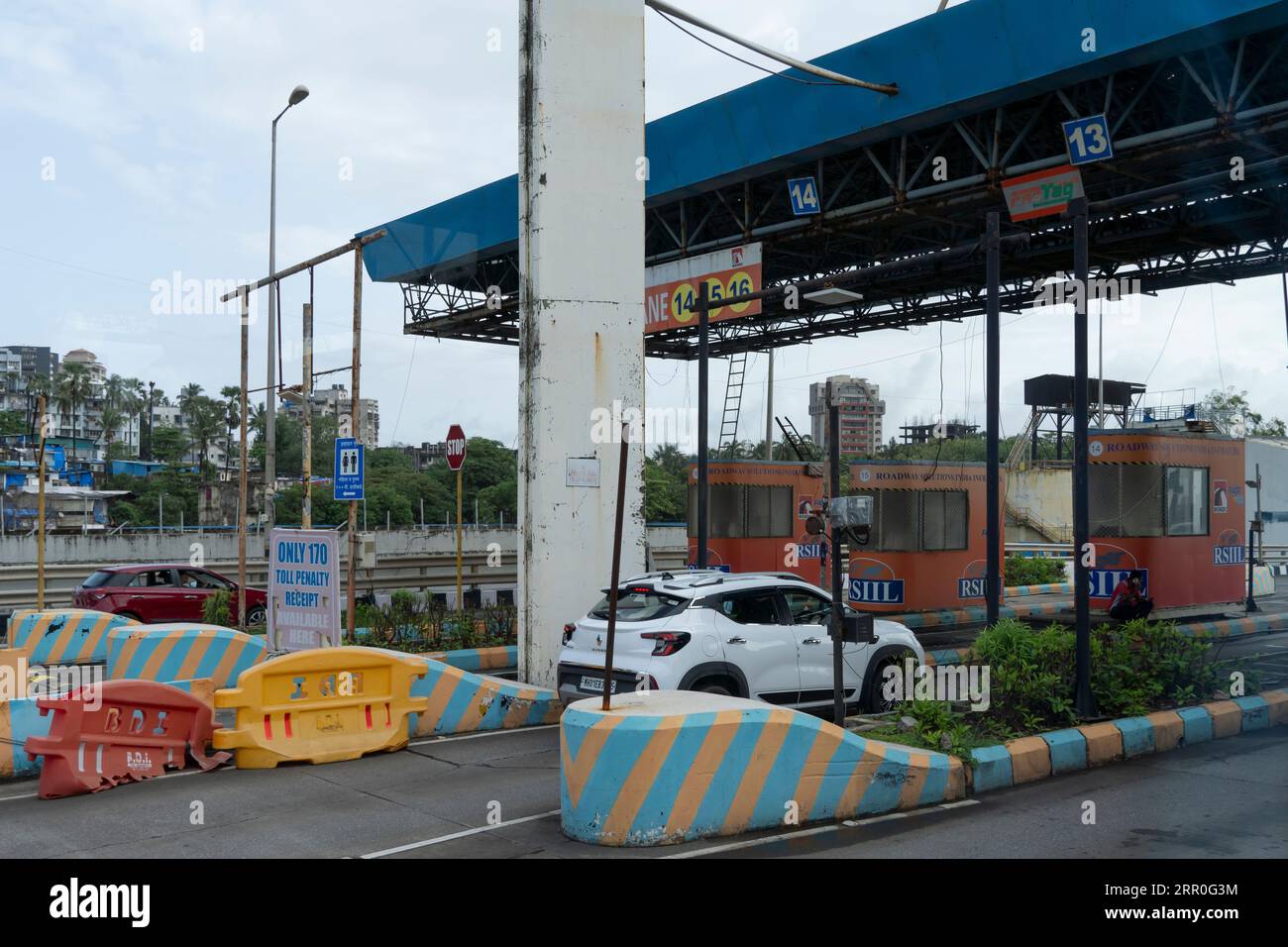 Die Autos passieren eine Mautstation am Bandra-Worli Sea Link, offiziell bekannt als Rajiv Gandhi Sea Link, der Bandra in den westlichen Vororten von Mumbai mit Worli in Süd-Mumbai verbindet Stockfoto