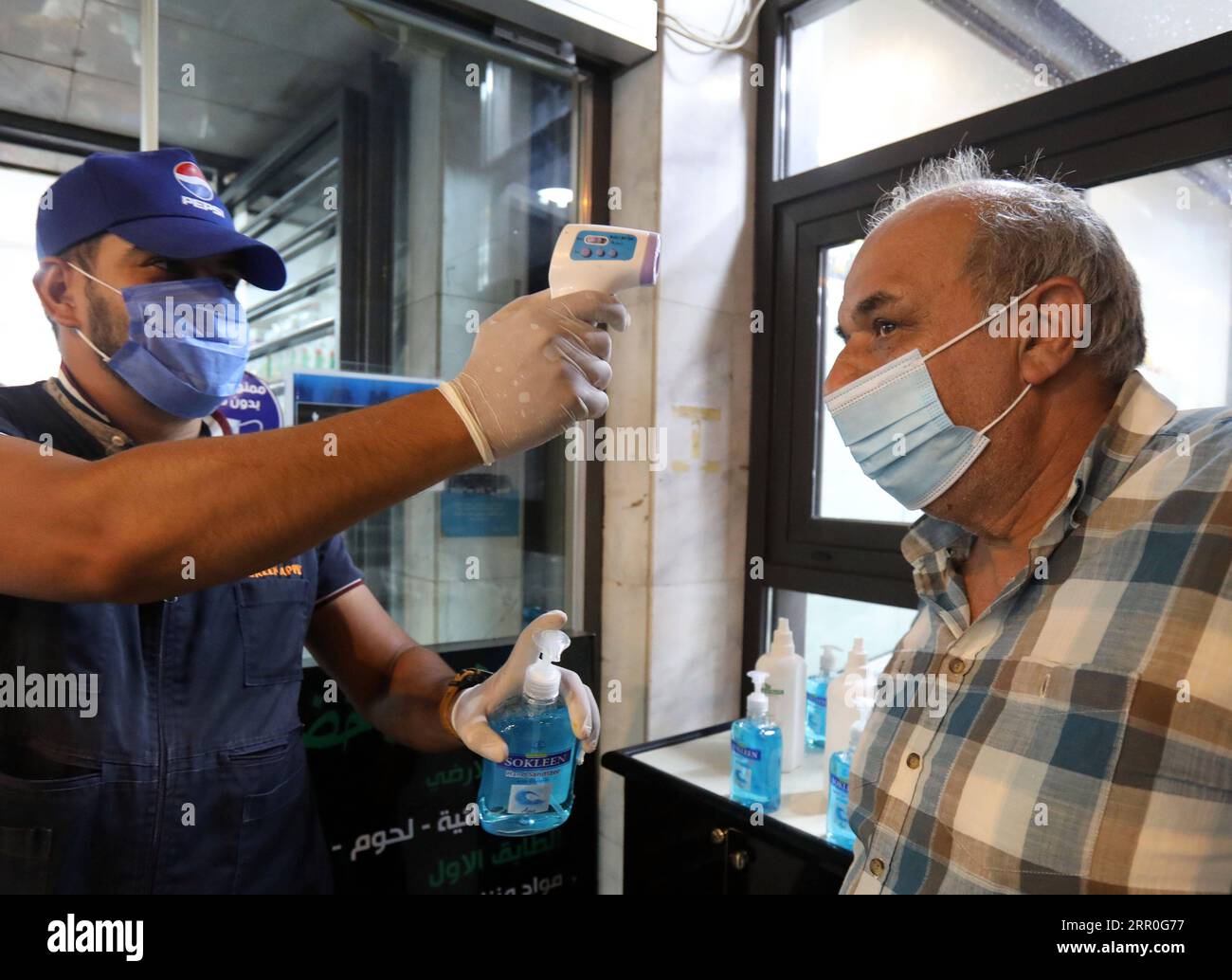 200813 -- BAGDAD, 13. August 2020 Xinhua -- Ein Arbeiter überprüft die Temperatur eines Kunden am Eingang zu einem Einkaufszentrum in Bagdad, Irak, 13. August 2020. Das irakische Gesundheitsministerium verzeichnete am Donnerstag 3.841 neue COVID-19-Fälle, die höchste tägliche Zunahme seit dem Ausbruch der Krankheit, da die Gesundheitsbeamten vor einer höheren Anzahl von Infektionen in den kommenden Tagen warnten. Xinhua/Khalil Dawood IRAQ-BAGDAD-COVID-19-FÄLLE PUBLICATIONxNOTxINxCHN Stockfoto