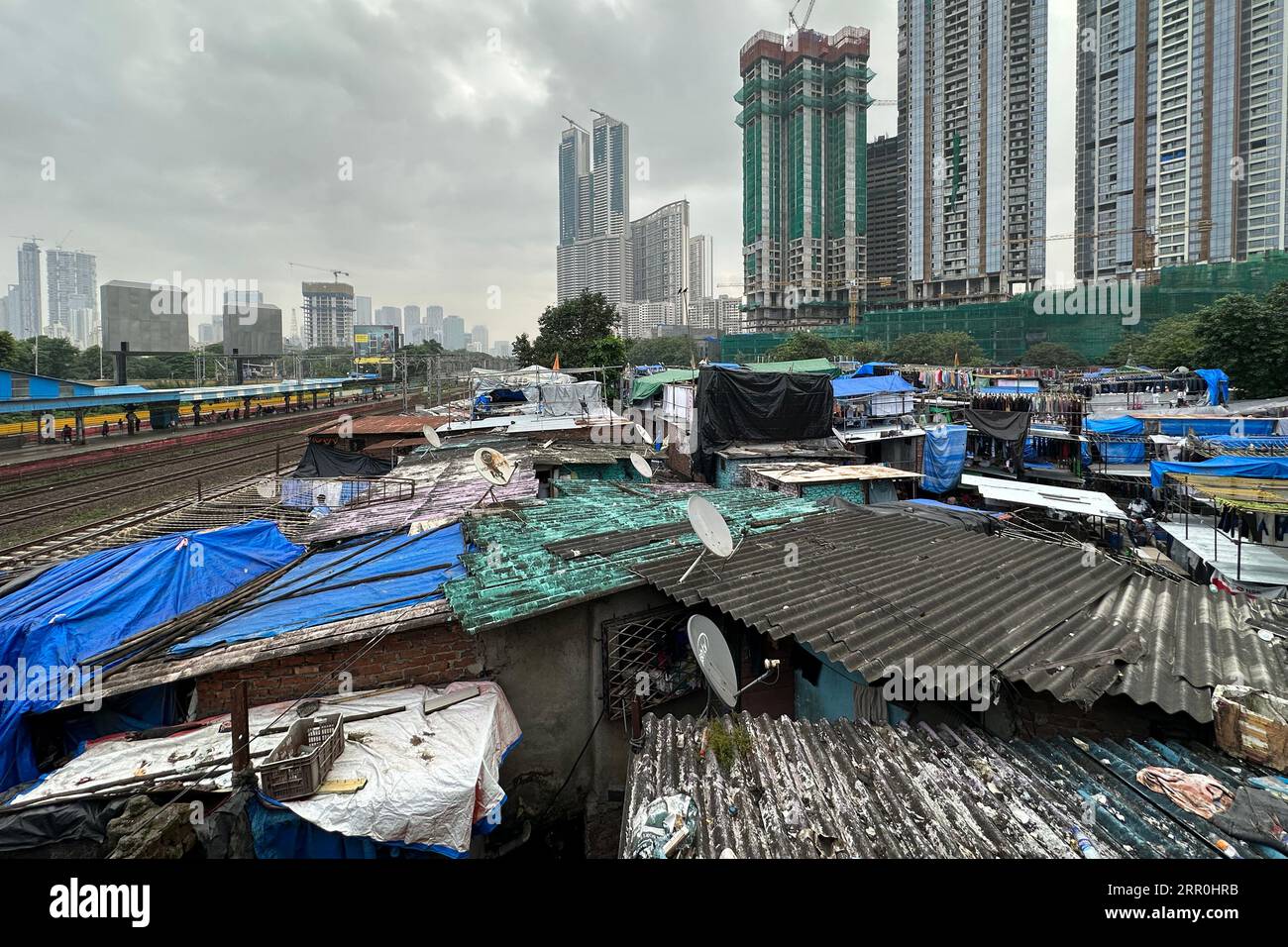 Blick auf Mahalakshmi Dhobi Ghat, wo die Menschen ihre Kleidung mit der Hand waschen, behauptete, der weltweit größte Outdoor-Waschplatz in Mumbai, Indien zu sein. Stockfoto