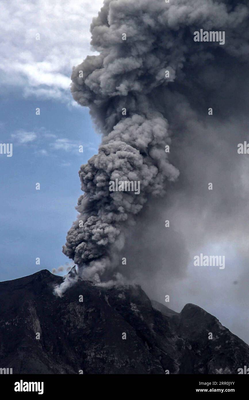 200818 -- NORD-SUMATRA, 18. August 2020 -- Foto aufgenommen am 18. August 2020 zeigt den Sinabung, der vulkanische Materialien in Karo in Nord-Sumatra, Indonesien spuckt. Foto von /Xinhua INDONESIA-NORTH SUMATRA-MOUNT SINABUNG-ERUPTION AlberthxDamanik PUBLICATIONxNOTxINxCHN Stockfoto