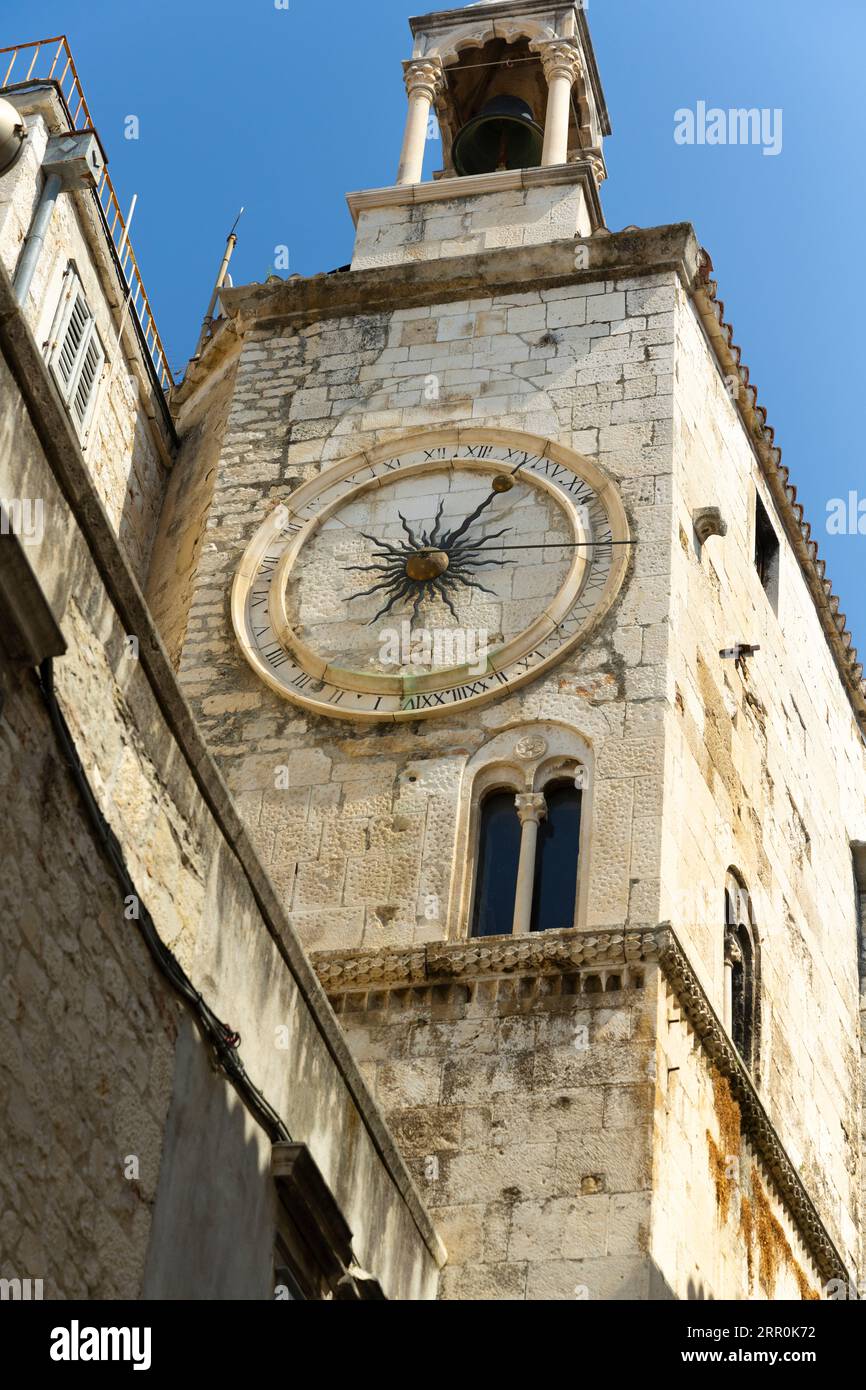 Kroatien Split Glockenturm 24 römische Ziffern Uhr Überreste der Kirche unserer Lieben Frau von Zvonik umgebautes Wachhaus der Westmauer des Eisernen Tores aus dem 6. Jahrhundert Stockfoto