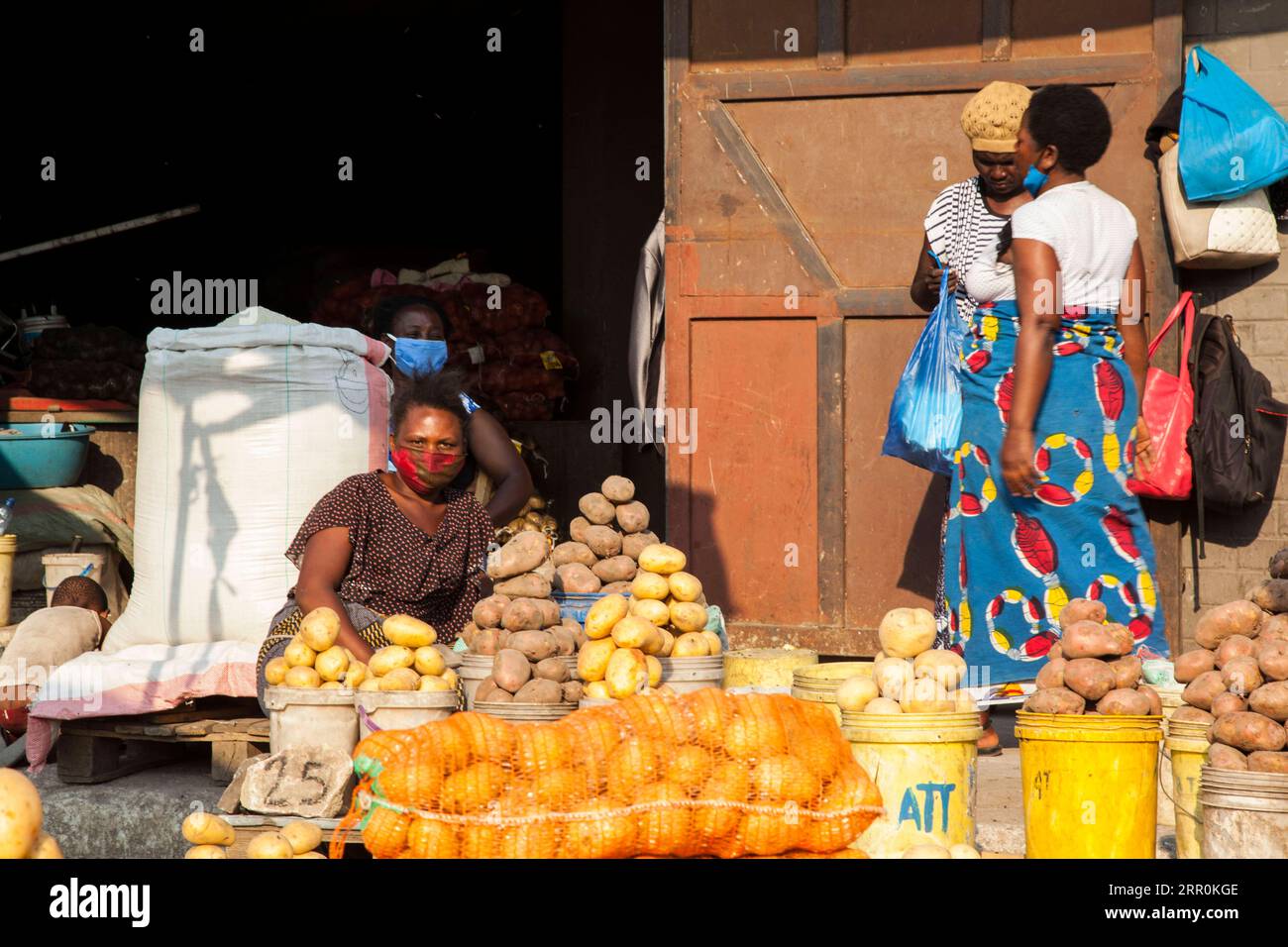200818 -- LUSAKA, 18. August 2020 -- Händler, die Gesichtsmasken tragen, verkaufen Gemüse auf einem Markt in Lusaka, der Hauptstadt Sambias, am 18. August 2020. Die bestätigten COVID-19-Fälle Sambias sind weiter gestiegen, wobei die Gesamtzahl der Fälle nahe der Marke von 10.000 liegt. Nach den neuesten Zahlen, die vom gesundheitsministerium am Dienstag veröffentlicht wurden, hat das Land 9.981 bestätigte Fälle nach 142 neuen Fällen gemeldet, die in den letzten 24 Stunden von 794 durchgeführten Tests aufgezeichnet wurden. Foto von /Xinhua ZAMBIA-LUSAKA-COVID-19-CASES MartinxMbangweta PUBLICATIONxNOTxINxCHN Stockfoto