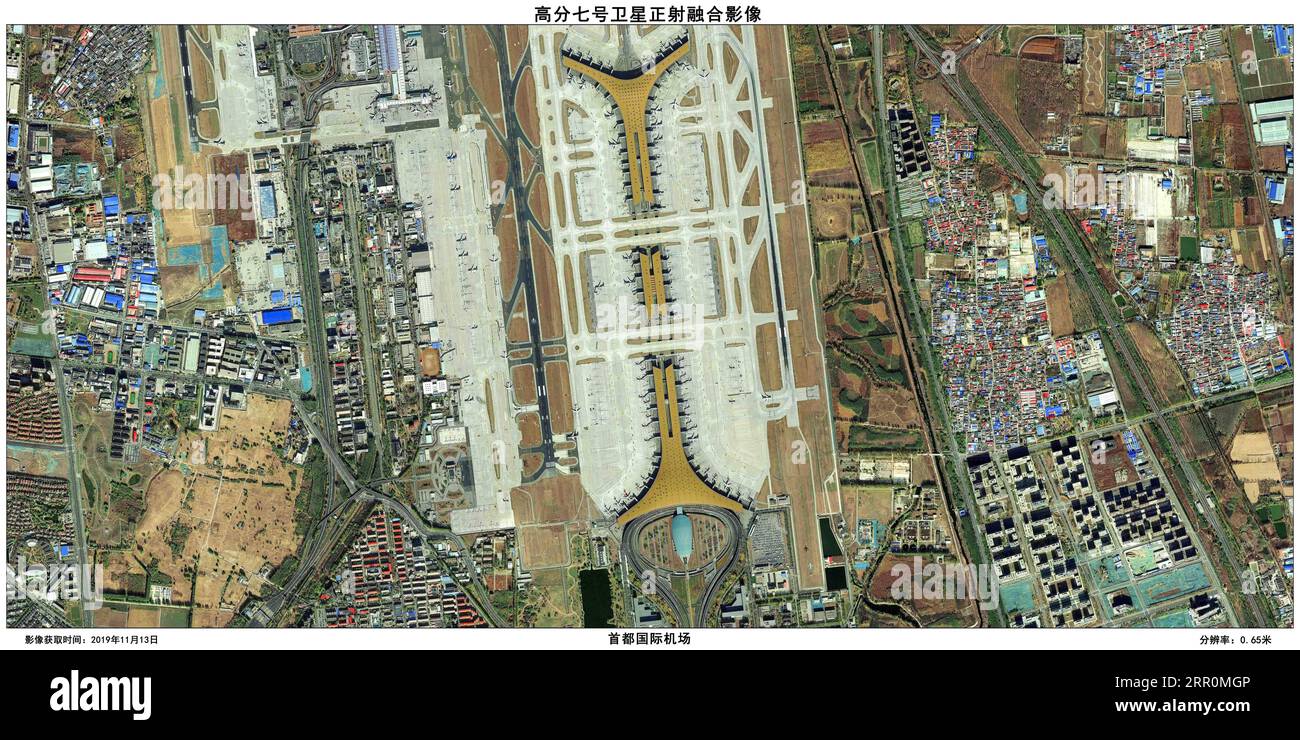 200820 -- PEKING, 20. August 2020 -- das Bild, das am 13. November 2019 vom Erdbeobachtungssatelliten Gaofen-7 aufgenommen wurde, zeigt einen Blick auf den internationalen Flughafen der Hauptstadt Peking. Am Donnerstag wurde bekannt gegeben, dass der Erdbeobachtungssatellit Gaofen-7 in Betrieb genommen wurde, was erhebliche Fortschritte für die Vermessungs- und Kartierungskapazitäten des Landes darstellt. Der am 3. November 2019 gestartete Gaofen-7 ist Chinas erster ziviler 3D-Vermessungs- und Kartierungssatellit für optische Übertragungen, der das Submeterniveau erreicht. Es kann Satelliten-3D-Karten im Maßstab 1:10.000 für Benutzer in China und den teilnehmenden Ländern bereitstellen Stockfoto