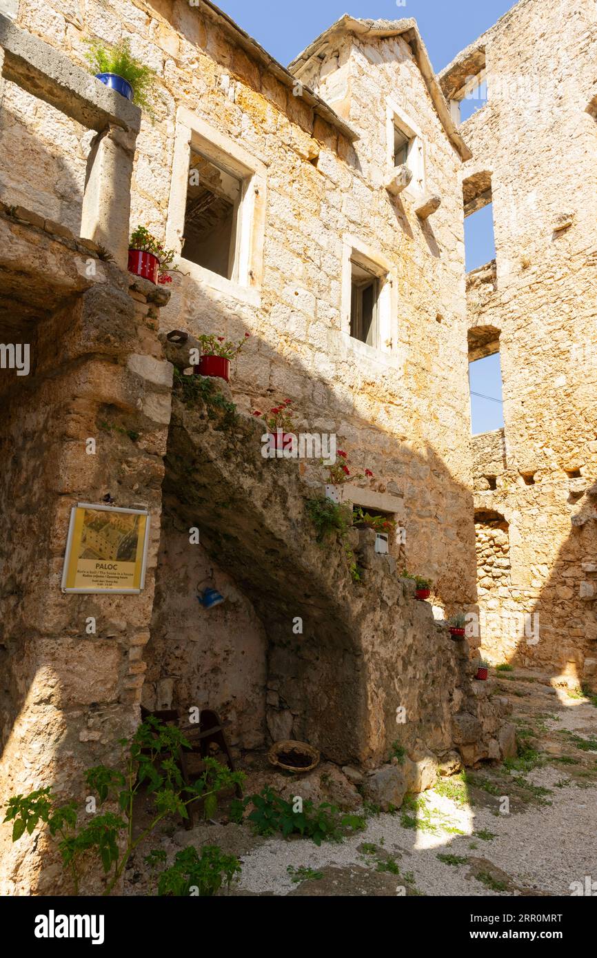 Kroatien Insel Brac Bol Hafenstadt das Haus in einem Haus Legende reiche Familie gebaut rund um arme Menschen Haus, aber ertränkt mit Holzvorräten Stockfoto