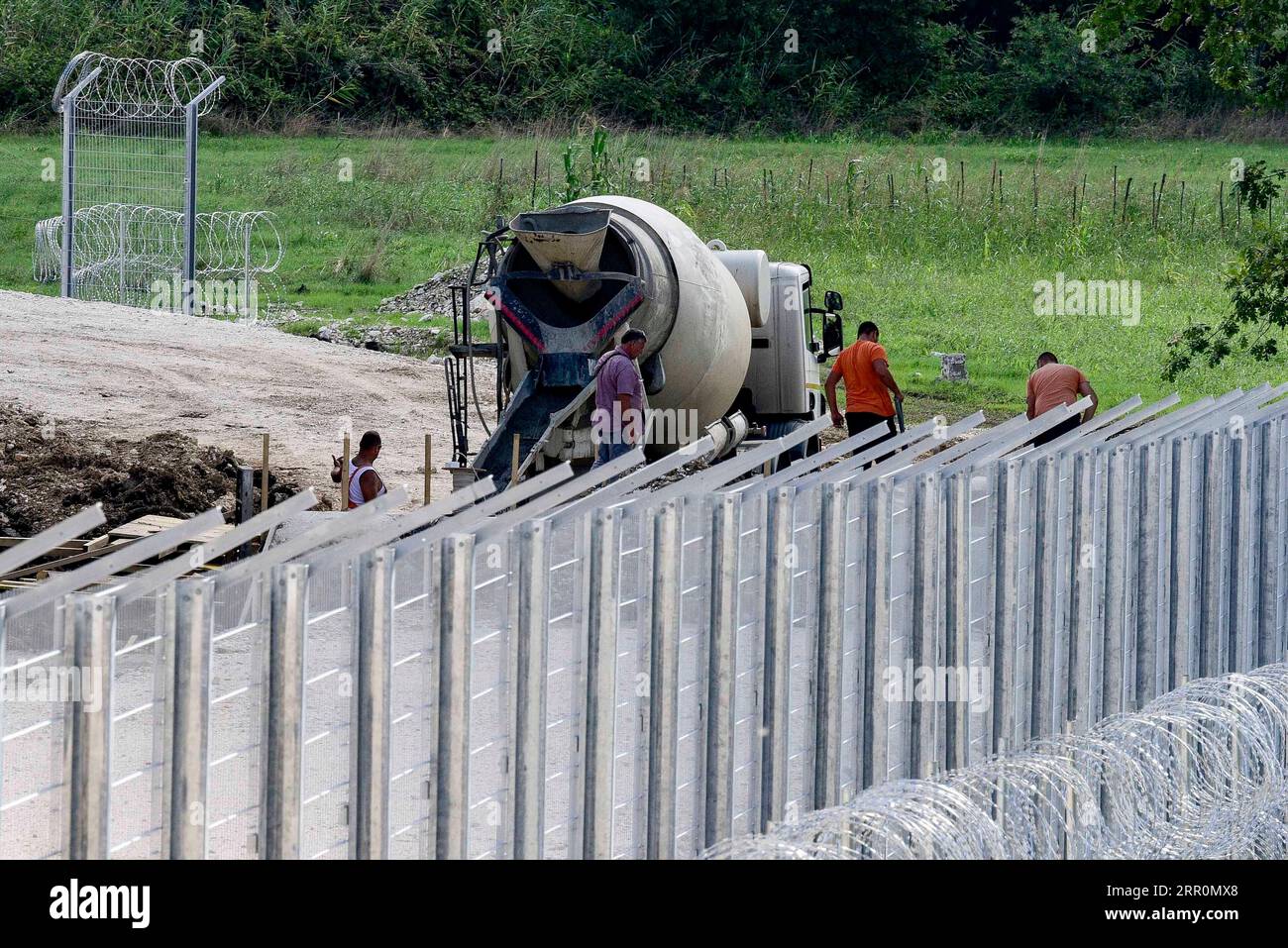 200820 -- TABANOVCE, 20. August 2020 -- Arbeiter bauen den Zaun an der Grenze zwischen Nordmazedonien und Serbien in Tabanovce, Nordmazedonien, 20. August 2020. Den serbischen Behörden zufolge wird der Zaun die Sicherheit der Grenze an der Balkanroute erhöhen, die Migranten für ihr Endziel nutzen. Foto von /Xinhua NORTH MACEDONIA-TABANOVCE-SERBIA-BORDER-FENCE TomislavxGeorgiev PUBLICATIONxNOTxINxCHN Stockfoto