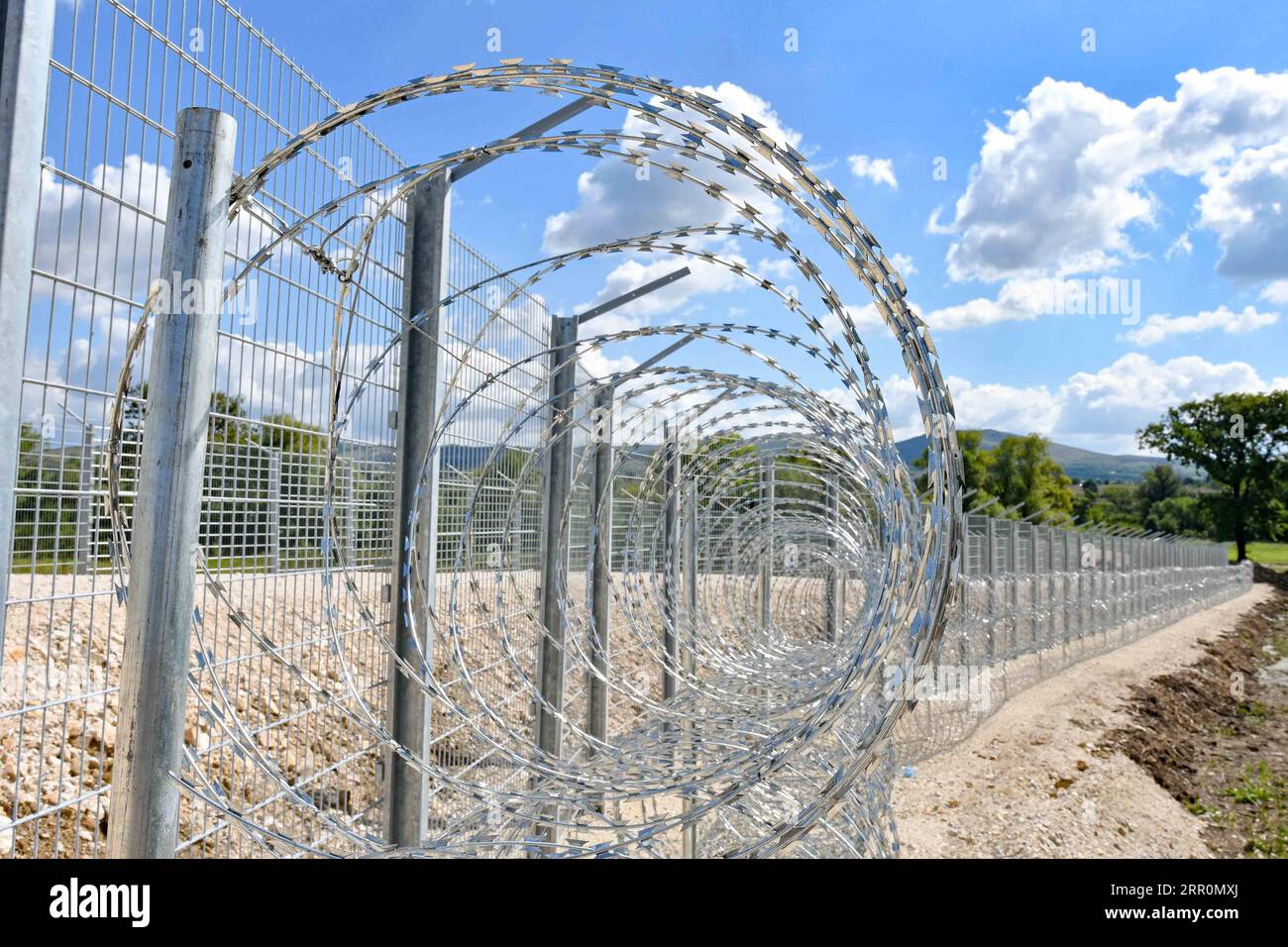200820 -- TABANOVCE, 20. August 2020 -- Foto vom 20. August 2020 zeigt den Zaun an der Grenze zwischen Nordmazedonien und Serbien in Tabanovce, Nordmazedonien. Den serbischen Behörden zufolge wird der Zaun die Sicherheit der Grenze an der Balkanroute erhöhen, die Migranten für ihr Endziel nutzen. Foto von /Xinhua NORTH MACEDONIA-TABANOVCE-SERBIA-BORDER-FENCE TomislavxGeorgiev PUBLICATIONxNOTxINxCHN Stockfoto