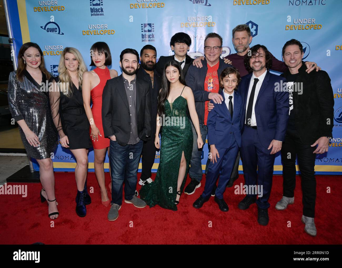 September 2023, Beverly Hills, Kalifornien, Vereinigte Staaten: (L-R) Shelley Regner, Kelsey Edwards, Lulu Jovovich, Samm Levine, Adrian Dev, Kelly Arjen, Brian A. Metcalf, Tom Arnold, Nolan River, Mark Pellegrino, Thomas Ian Nicholas und Jason Faunt nehmen an der Premiere „Underdeveloped“ Teil. (Bild: © Billy Bennight/ZUMA Press Wire) NUR REDAKTIONELLE VERWENDUNG! Nicht für kommerzielle ZWECKE! Stockfoto