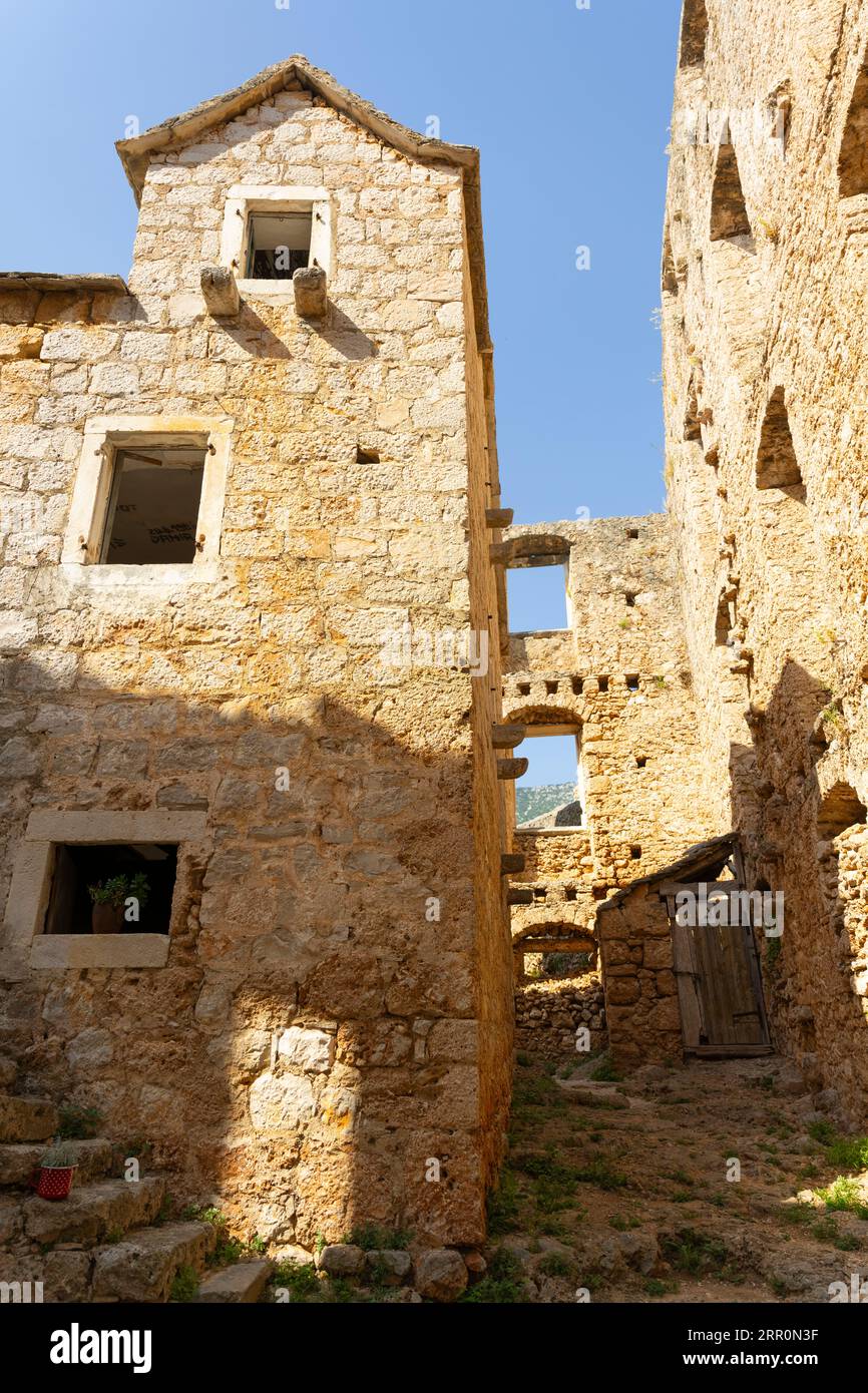 Kroatien Insel Brac Bol Hafenstadt das Haus in einem Haus Legende reiche Familie gebaut rund um arme Menschen Haus, aber ertränkt mit Holzvorräten Stockfoto