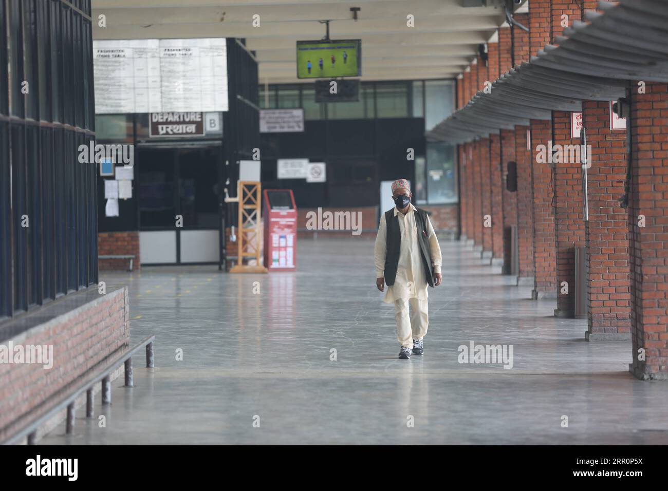 200822 -- KATHMANDU, 22. August 2020 -- Ein Mann geht am Tribhuvan International Airport in Kathmandu, Nepal, 22. August 2020. Die nepalesische Regierung hat beschlossen, die internationalen Linienflüge ab dem 1. September nach fast sechs Monaten Flugunterbrechung wieder aufzunehmen, sagte ein Kabinettsminister am Freitag. INTERNATIONALE FLÜGE NACH NEPAL-RESUME ZhouxShengping PUBLICATIONxNOTxINxCHN Stockfoto