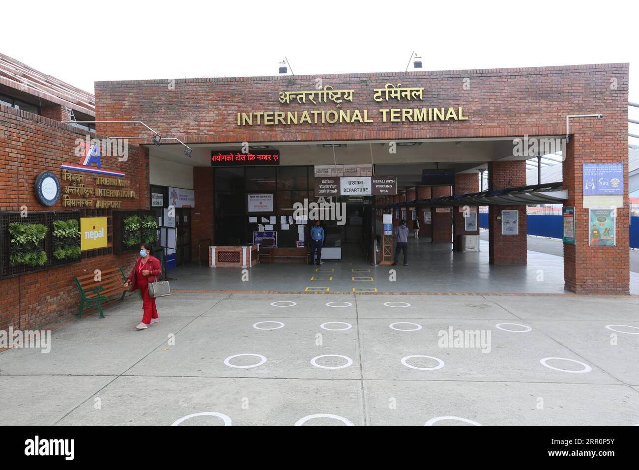 200822 -- KATHMANDU, 22. August 2020 -- Eine Frau spaziert am Tribhuvan International Airport in Kathmandu, Nepal, 22. August 2020. Die nepalesische Regierung hat beschlossen, die internationalen Linienflüge ab dem 1. September nach fast sechs Monaten Flugunterbrechung wieder aufzunehmen, sagte ein Kabinettsminister am Freitag. INTERNATIONALE FLÜGE NACH NEPAL-RESUME ZhouxShengping PUBLICATIONxNOTxINxCHN Stockfoto