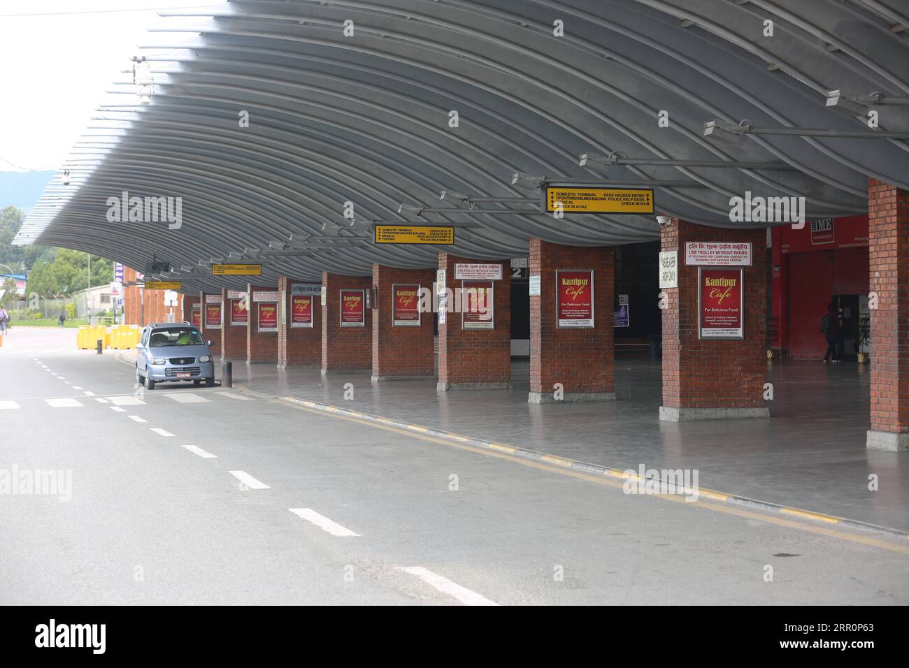 200822 -- KATHMANDU, 22. August 2020 -- Ein Auto hält am Tribhuvan International Airport in Kathmandu, Nepal, 22. August 2020. Die nepalesische Regierung hat beschlossen, die internationalen Linienflüge ab dem 1. September nach fast sechs Monaten Flugunterbrechung wieder aufzunehmen, sagte ein Kabinettsminister am Freitag. INTERNATIONALE FLÜGE NACH NEPAL-RESUME ZhouxShengping PUBLICATIONxNOTxINxCHN Stockfoto