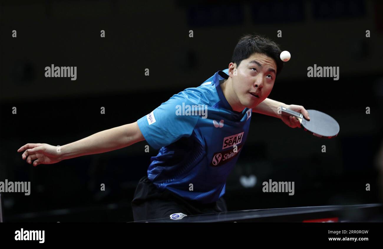 Pyeongchang, Südkorea. September 2023. Lim Jonghoon aus Südkorea tritt gegen Fan Zhendong aus China während des Halbfinalspiels der Männer zwischen China und Südkorea bei den 26. ITTF-Asiatischen Tischtennismeisterschaften in Pyeongchang, Südkorea, am 6. September 2023 an. Quelle: James Lee/Xinhua/Alamy Live News Stockfoto