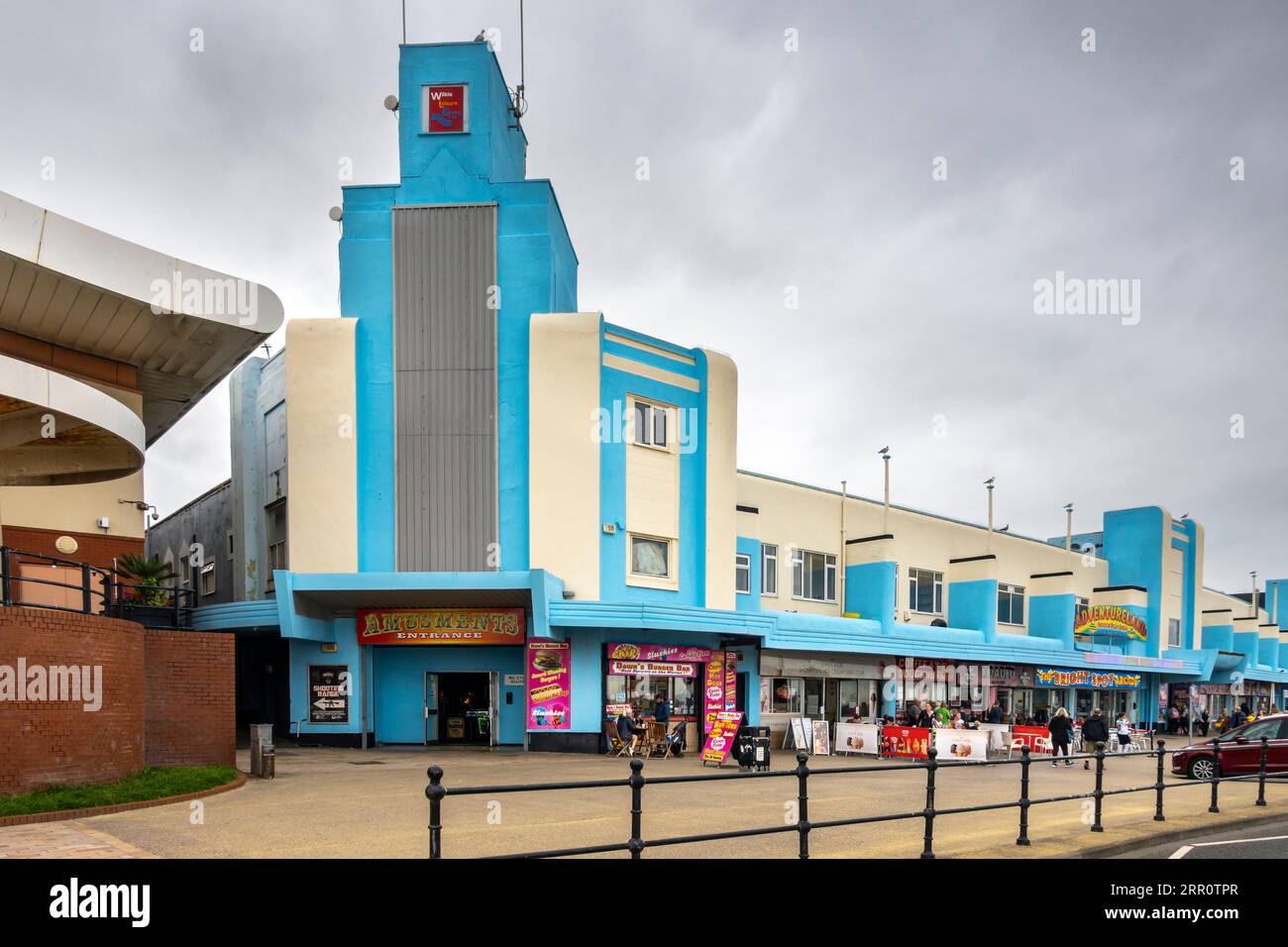 Art déco-Gebäude an der Marine Promenade, New Brighton, Wirral, einschließlich New Palace Arcade und Adventureland. Stockfoto