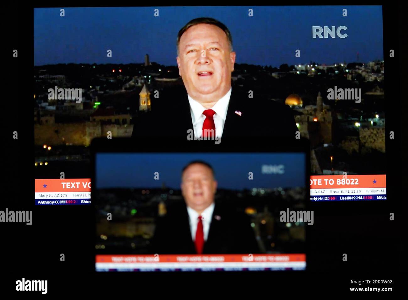 200826 -- WASHINGTON, 26. August 2020 -- Foto aufgenommen am 25. August 2020 zeigt Bildschirme, auf denen US-Außenminister Mike Pompeo eine Rede vor der Republikanischen Nationalversammlung RNC aus Jerusalem hält. Der Demokrat des US-Repräsentantenhauses Joaquin Castro gab am Dienstag bekannt, dass er eine Untersuchung der Rede von Außenminister Mike Pompeo vor der RNC am Dienstagabend eingeleitet habe. U.S.-HOUSE DEMOCRAT-INVESTIGATION-POMPEO-RNC-SPEECH LIUXJIE PUBLICATIONXNOTXINXCHN Stockfoto