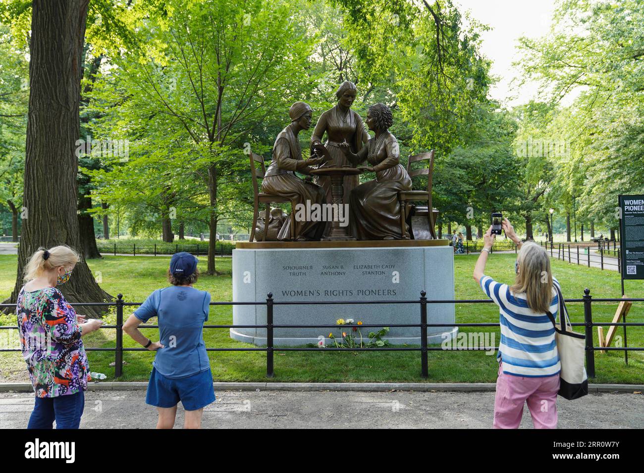 200827 -- NEW YORK, 27. Aug. 2020 -- Menschen schauen sich die Statue der Frauenrechtspionierer im Central Park von New York, USA, 26. Aug. 2020 an. Am Mittwoch wurde im Central Park die 2,5 m hohe Bronzestatue der Frauenrechtspionierinnen Sojourner Truth, Elizabeth Cady Stanton und Susan B. Anthony vorgestellt. Im August jährt sich das Wahlrecht der Frauen in den Vereinigten Staaten zum 100. Mal und unterstreicht die Schlüsselrolle der Frauen als entscheidender Wahlblock in den Vereinigten Staaten. US-NEW YORK-WOMEN S RIGHTS PIONIERE-STATUE-ENTHÜLLT WANGXYING PUBLICATIONXNOTXINXCHN Stockfoto