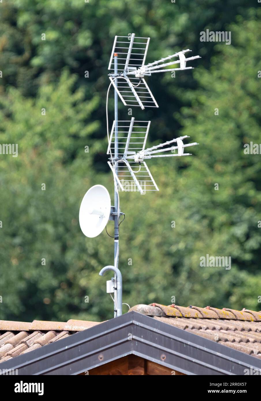 Alte Antenne auf dem Dach des Hauses, Italien Stockfoto