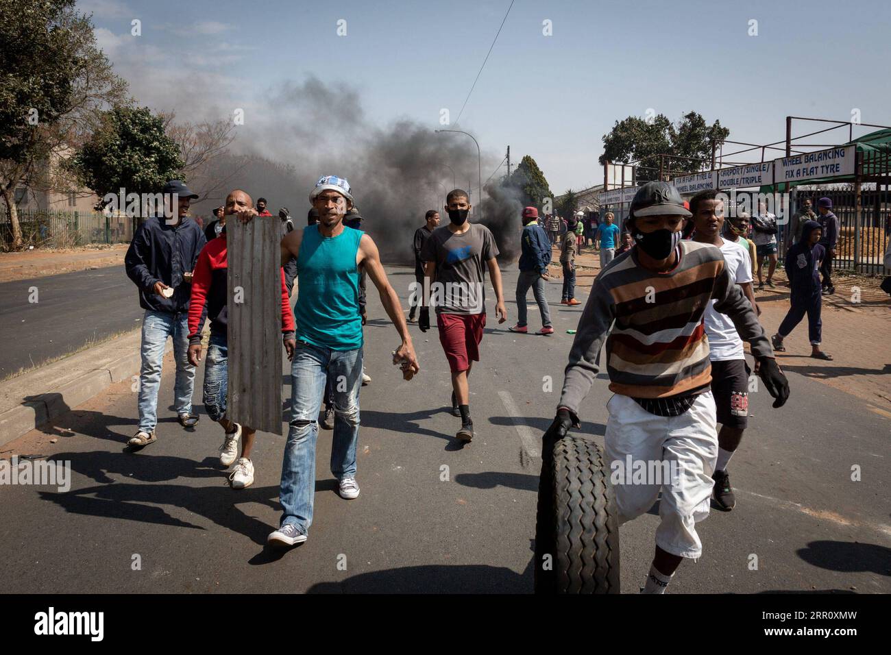 200828 -- JOHANNESBURG, 28. August 2020 -- Menschen nehmen an einem Protest über den Tod eines Teenagers im Eldorado Park, Johannesburg, Südafrika, 27. August 2020 Teil. Der südafrikanische Präsident Cyril Ramaphosa hat am Freitag der Familie von Nathaniel Julius, einem 16-jährigen Jungen, der diese Woche angeblich von der Polizei getötet wurde, Beileid geschenkt. Es wird behauptet, dass Nathaniel Julius Anfang dieser Woche auf der Suche nach Nahrung nach Hause gegangen ist und von der Polizei erschossen wurde. Foto von /Xinhua SÜDAFRIKA-JOHANNESBURG-TOD DES JUGENDPROTESTS Yeshiel PUBLICATIONxNOTxINxCHN Stockfoto