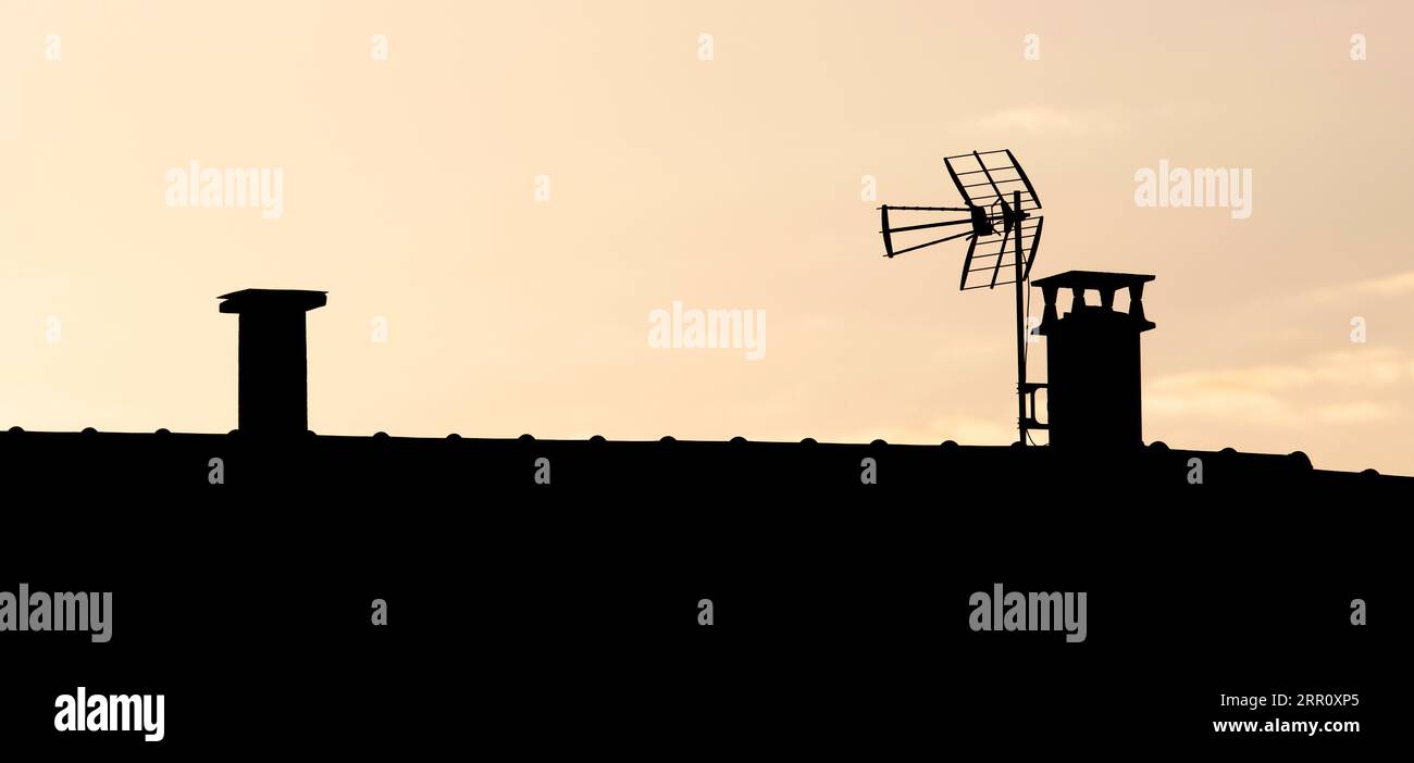 Alte Antenne auf dem Dach des Hauses, Italien Stockfoto