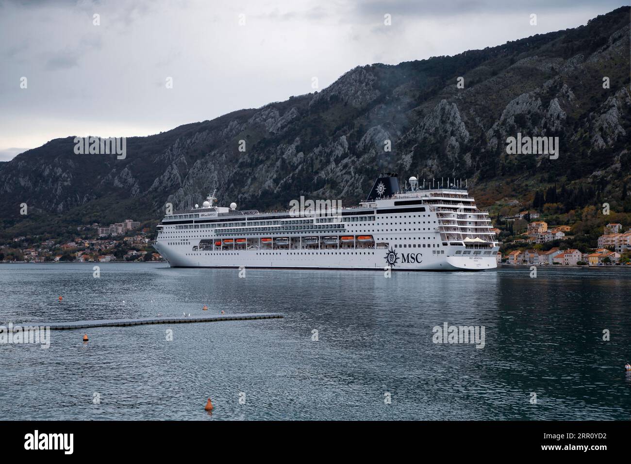 Montenegro, 16. April 2023: Kreuzfahrtschiff MSC ARMONIA vor Anker in der Bucht von Kotor Stockfoto
