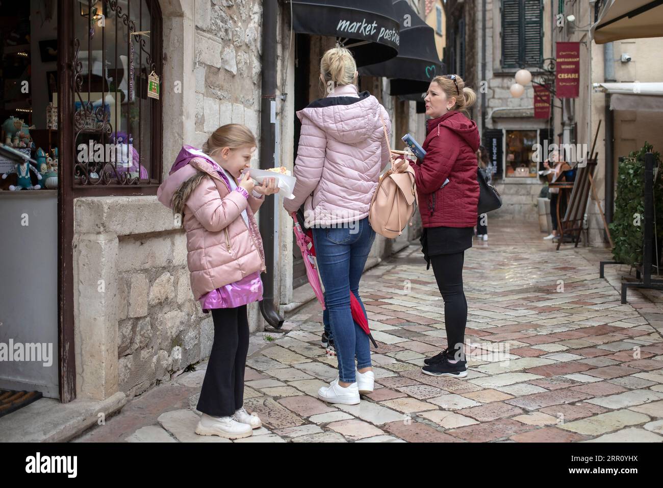 Montenegro, 17. April 2023: Frauen unterhalten sich auf der Straße in der Altstadt von Kotor Stockfoto