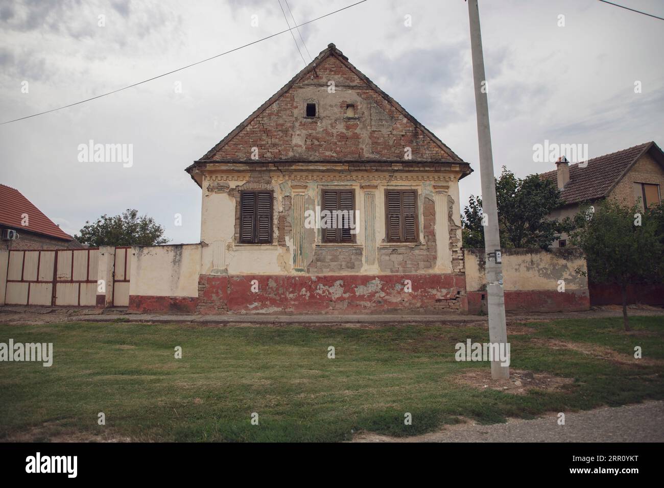 Serbien - Vorderansicht eines typischen Vojvodina Dorfhauses Stockfoto