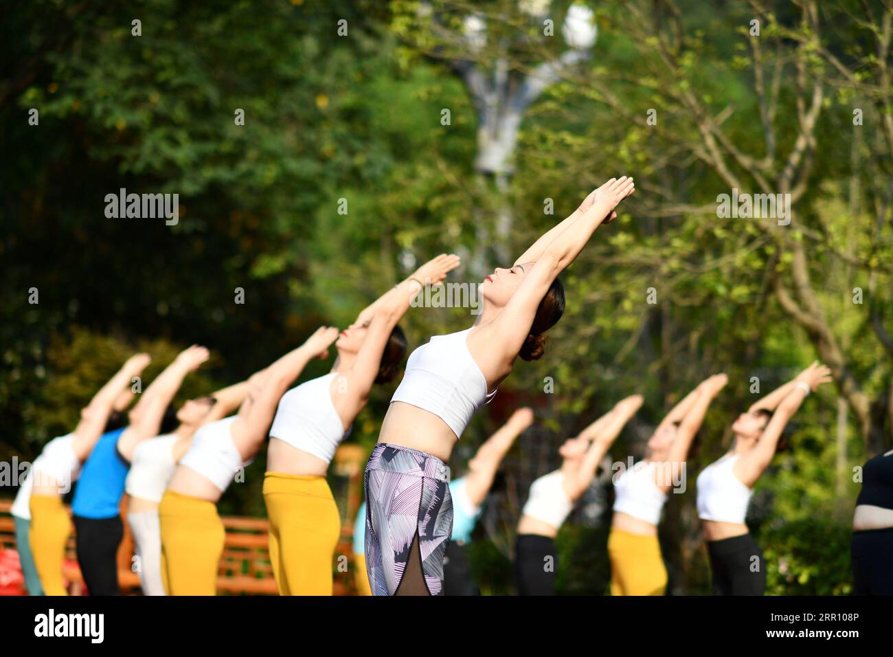 200831 -- JIANHE, 31. August 2020 -- Menschen praktizieren Yoga unter freiem Himmel im Jianhe County, südwestchinesische Provinz Guizhou, 30. August 2020. SPCHINA-GUIZHOU-JIANHE-YOGACN YangxWenbin PUBLICATIONxNOTxINxCHN Stockfoto