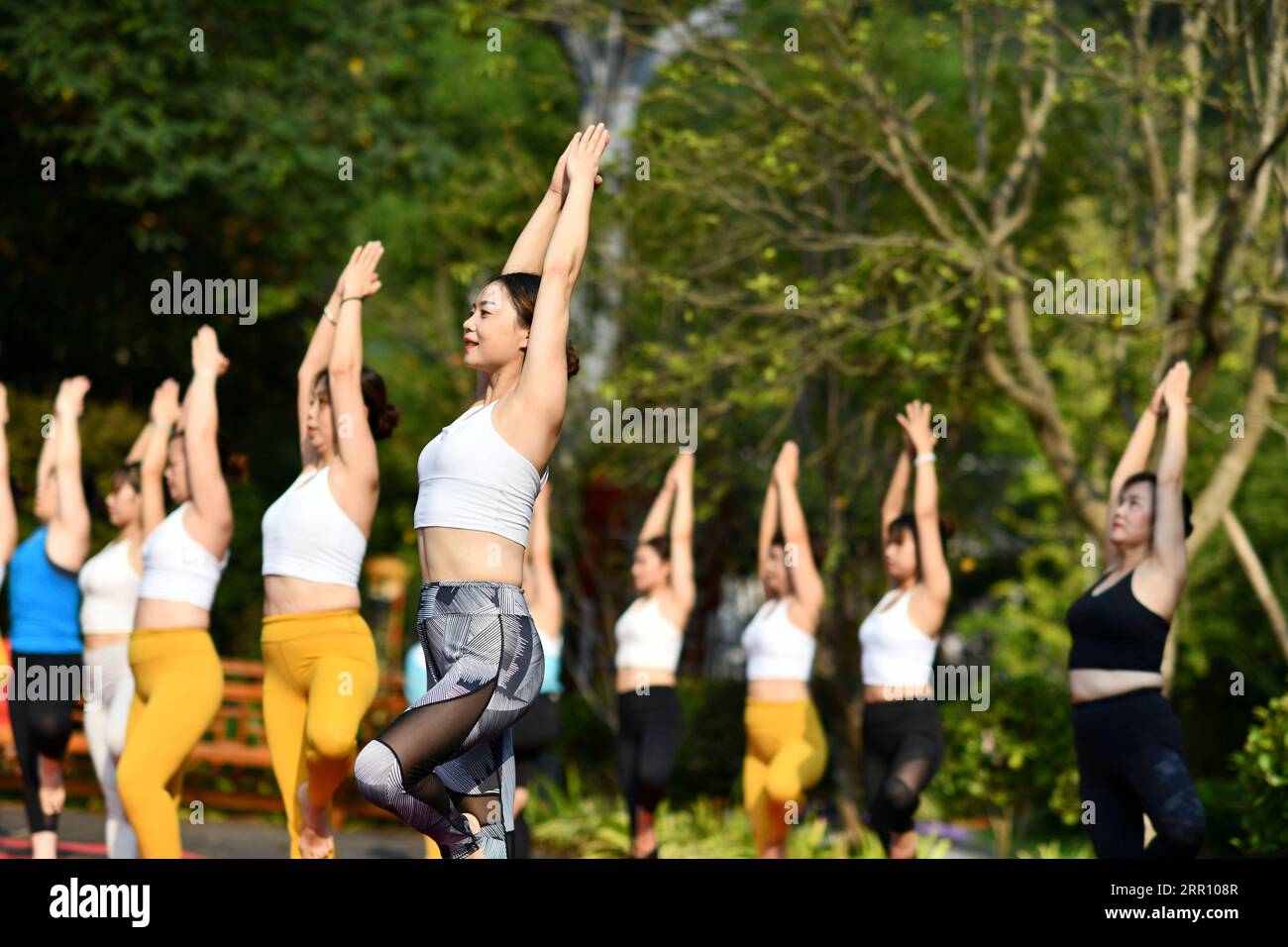 200831 -- JIANHE, 31. August 2020 -- Menschen praktizieren Yoga unter freiem Himmel im Jianhe County, südwestchinesische Provinz Guizhou, 30. August 2020. SPCHINA-GUIZHOU-JIANHE-YOGACN YangxWenbin PUBLICATIONxNOTxINxCHN Stockfoto
