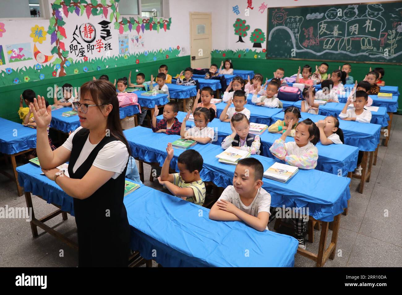 200831 -- LONGNAN, 31. August 2020 -- Ein Lehrer demonstriert Klassenregeln an einer Grundschule in der Stadt Longnan, nordwestchinesische Provinz Gansu, 31. August 2020. Einige Grundschulen in Longnan, der Stadt, die vor kurzem von Überschwemmungen heimgesucht wurde, wurden am Montag für das neue Semester eröffnet. CHINA-GANSU-LONGNAN-GRUNDSCHULERÖFFNUNG CN DUXZHEYU PUBLICATIONXNOTXINXCHN Stockfoto