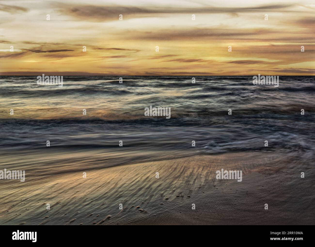 Sonnenuntergang auf dem Meer. Sieht gemalt aus. Stockfoto