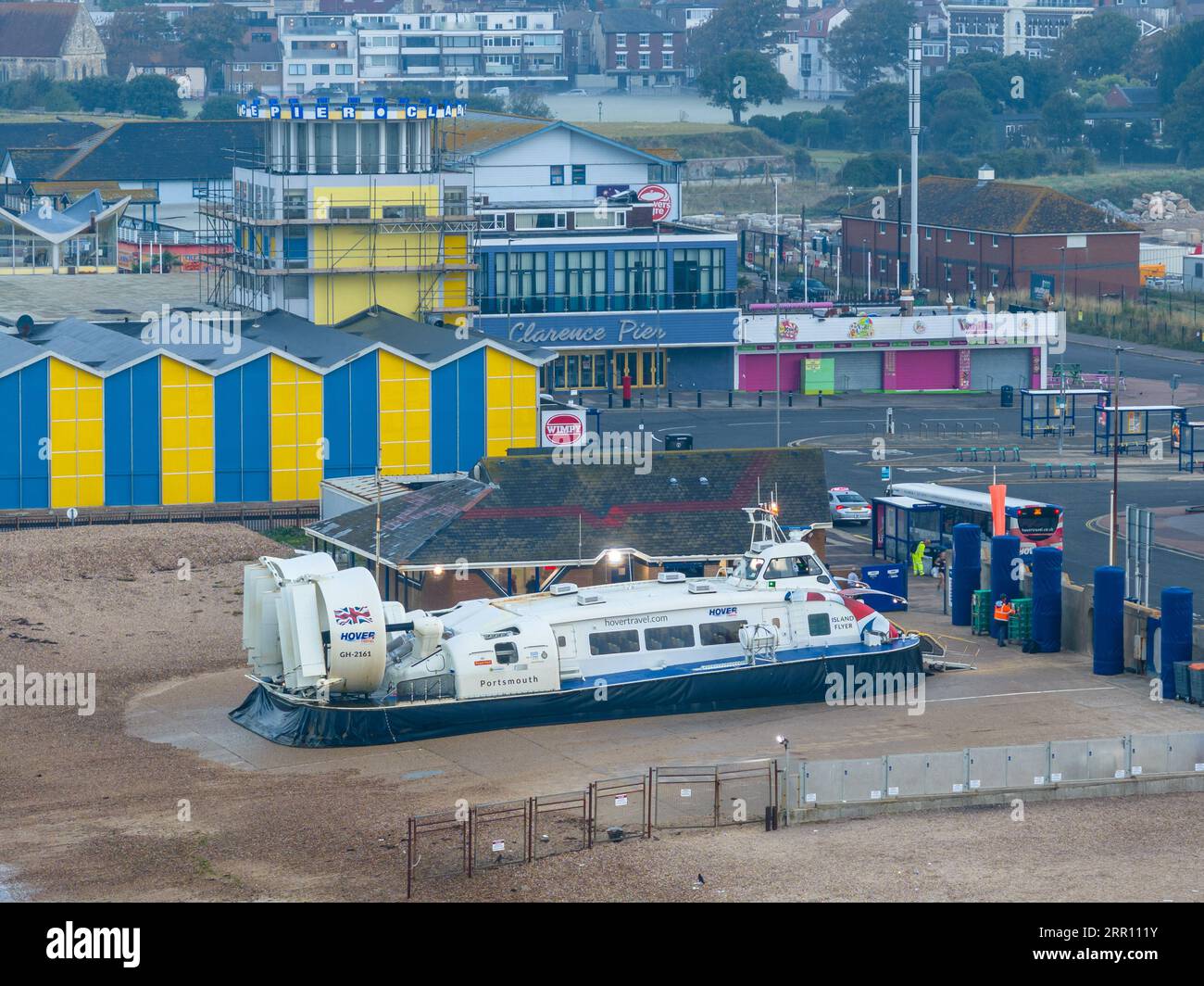 Land- und Seefahrzeug. Luftkissenfahrzeug, das vom Strand abhebt. Von Portsmouth nach Isle of Wight. „Island Flyer - GH-2161“ Stockfoto