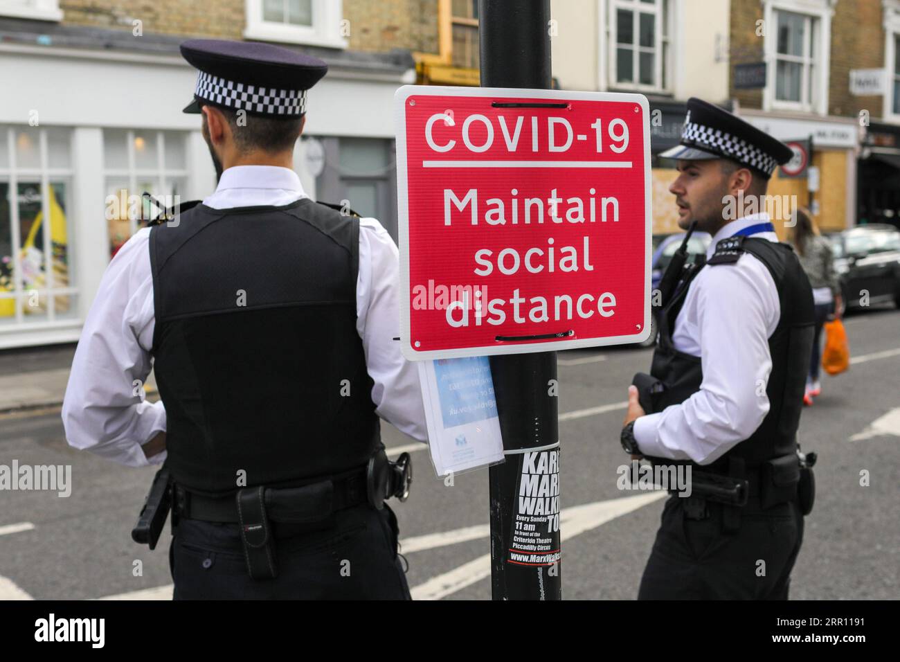 Bilder des Jahres 2020, News 08 August News Bilder des Tages 200831 -- LONDON, 31. Aug. 2020 -- Polizeibeamte patrouillieren am 31. Aug. 2020 auf einer Straße in der Gegend von Notting Hill in London, Großbritannien. Der Notting Hill Carnival, ein jährlich stattfindendes Event mit Soundsystemen und Parade-Bands, das seit Mitte der 1960er Jahre auf Straßen im Westen Londons stattfindet, fand praktisch vom 29. Bis 31. August statt, als Großbritannien um die Ausbreitung des Coronavirus kämpft. Foto von Tim Ireland/Xinhua BRITAIN-LONDON-NOTTING HILL CARNIVAL-GOING VIRTUAL-FINAL DAY HanxYan/TimxIreland PUBLICATIONxNOTxINxCHN Stockfoto