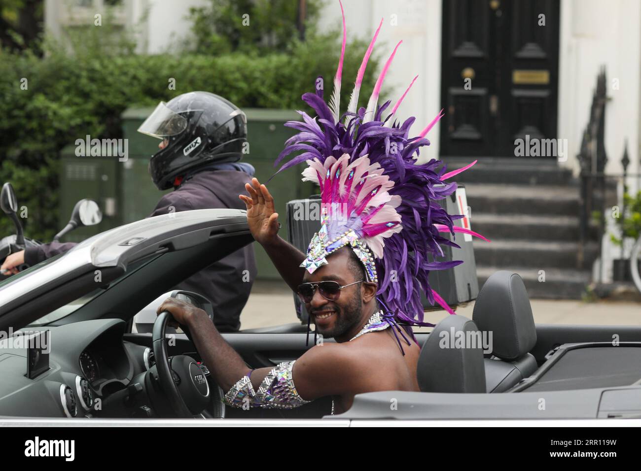 200831 -- LONDON, 31. August 2020 -- Ein kostümierter Mann fährt sein Auto am 31. August 2020 auf Ladbroke Grove in der Gegend Notting Hill in London, Großbritannien. Der Notting Hill Carnival, ein jährlich stattfindendes Event mit Soundsystemen und Parade-Bands, das seit Mitte der 1960er Jahre auf Straßen im Westen Londons stattfindet, fand praktisch vom 29. Bis 31. August statt, als Großbritannien um die Ausbreitung des Coronavirus kämpft. Foto von Tim Ireland/Xinhua BRITAIN-LONDON-NOTTING HILL CARNIVAL-GOING VIRTUAL-FINAL DAY HanxYan/TimxIreland PUBLICATIONxNOTxINxCHN Stockfoto