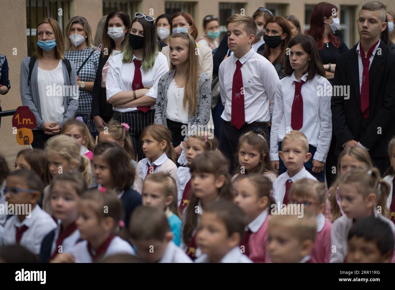 200901 -- BUDAPEST, 1. September 2020 -- Schüler nehmen am ersten Schultag in Budapest, Ungarn, am 1. September 2020 an einer Eröffnungszeremonie Teil. Foto von /Xinhua HUNGARY-BUDAPEST-COVID-19-ERSTER SCHULTAG AttilaxVolgyi PUBLICATIONxNOTxINxCHN Stockfoto