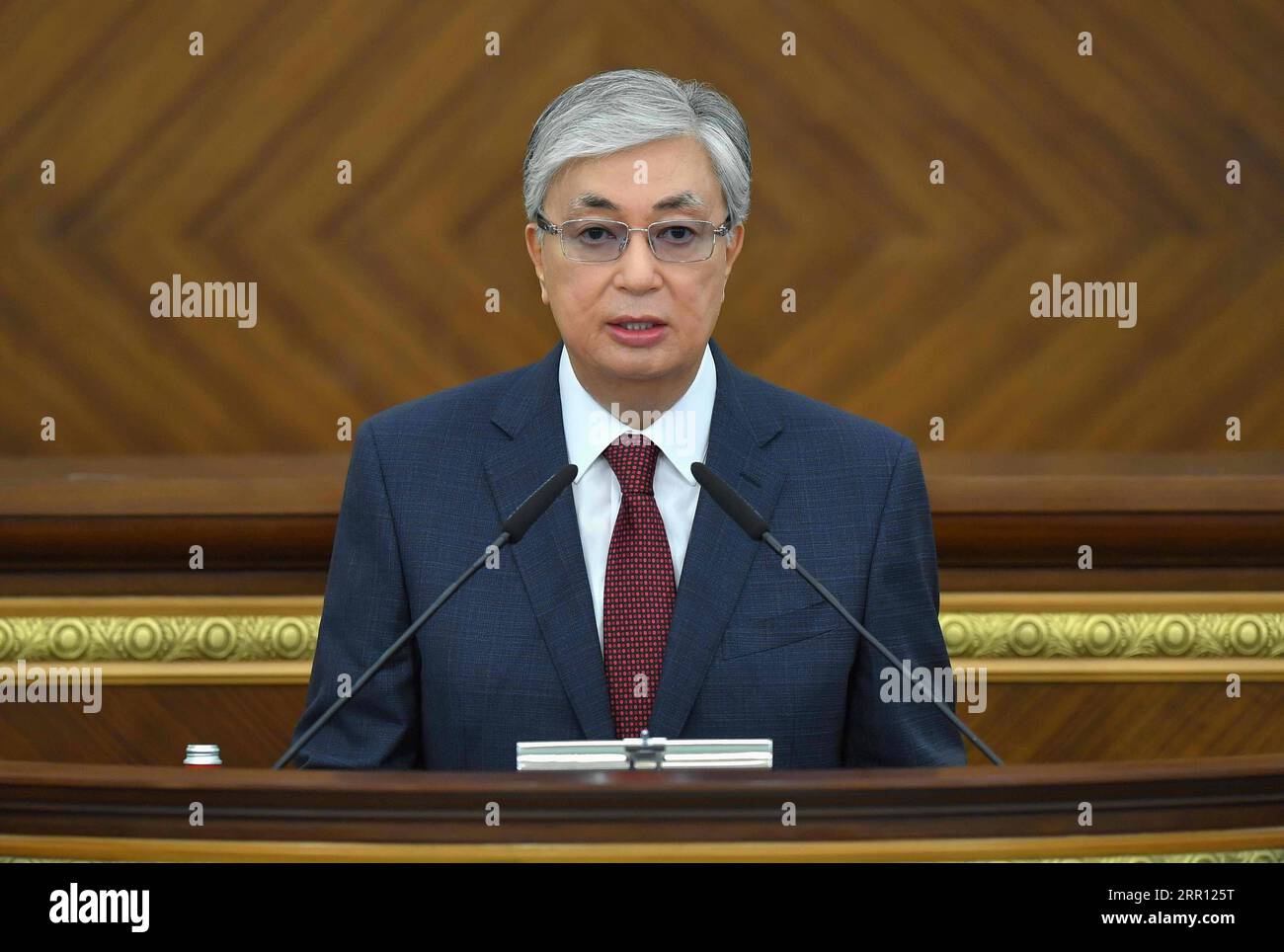200901 -- NUR-SULTAN, 1. September 2020 -- kasachischer Präsident Kassym-Jomart Tokajew hält die jährliche Rede vor der Nation in einer Parlamentssitzung in nur-Sultan, Kasachstan, am 1. September 2020. Der kasachische Präsident Kassym-Jomart Tokajew hielt am Dienstag die jährliche Ansprache vor der Nation, in der er die Hauptziele der Entwicklung des Landes nach der Krise darlegte. /Handout über Xinhua KASACHSTAN-NUR-SULTAN-TOKAYEV-JAHRESADRESSE Kasachstan sxpresidentialxpressxservice PUBLICATIONxNOTxINxCHN Stockfoto