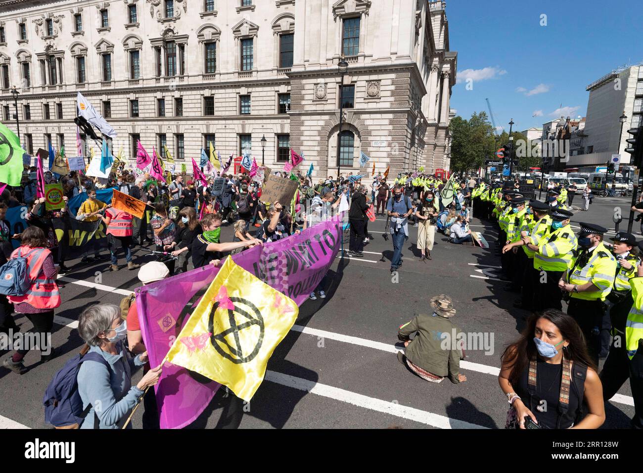 200901 -- LONDON, 1. September 2020 -- Demonstranten nehmen am 1. September 2020 an einer Extinction Rebellion-Demonstration in London Teil. Laut dem Plan der Umweltaktivisten-Gruppe Extinction Rebellion blockierten Aktivisten am 1. September die Straßen in London, Manchester und Cardiff, als sie die Abgeordneten aufforderten, eine Klimaschutzverordnung zu unterstützen, die den Fortschritt Großbritanniens bei der Verringerung seiner CO2-Emissionen beschleunigen würde. GROSSBRITANNIEN-LONDON-EXTINCTION REBELLION-PROTEST Xinhua PUBLICATIONxNOTxINxCHN Stockfoto