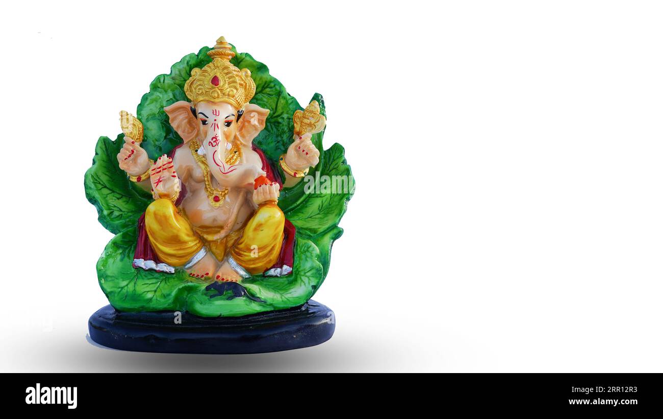 Lord ganesha Idol. lord Ganpati ruht auf einem grünen Blatt. Weißer Hintergrund. Stockfoto