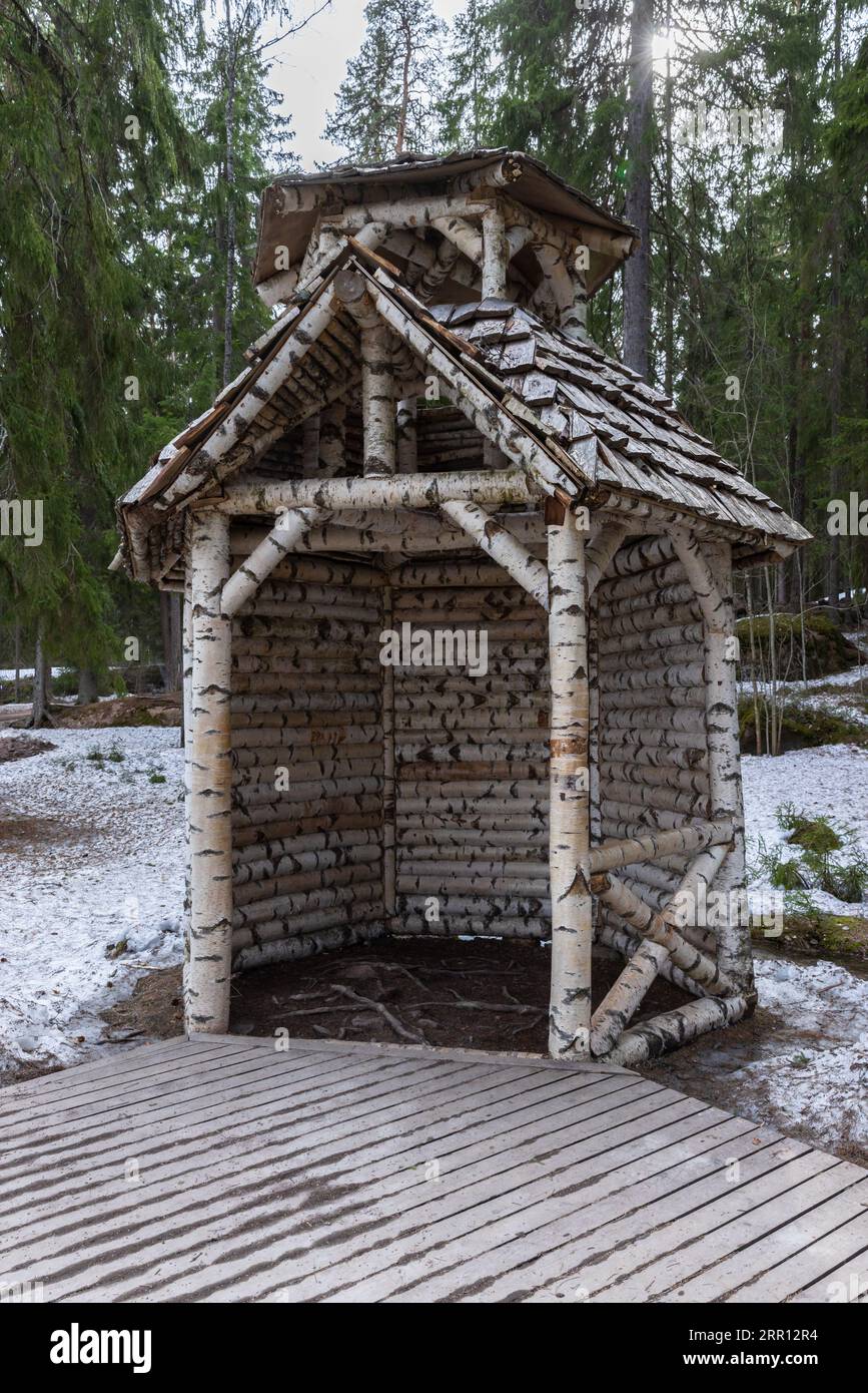 Kleines Birkenhaus im Monrepos Park, Wyborg, Russland Stockfoto