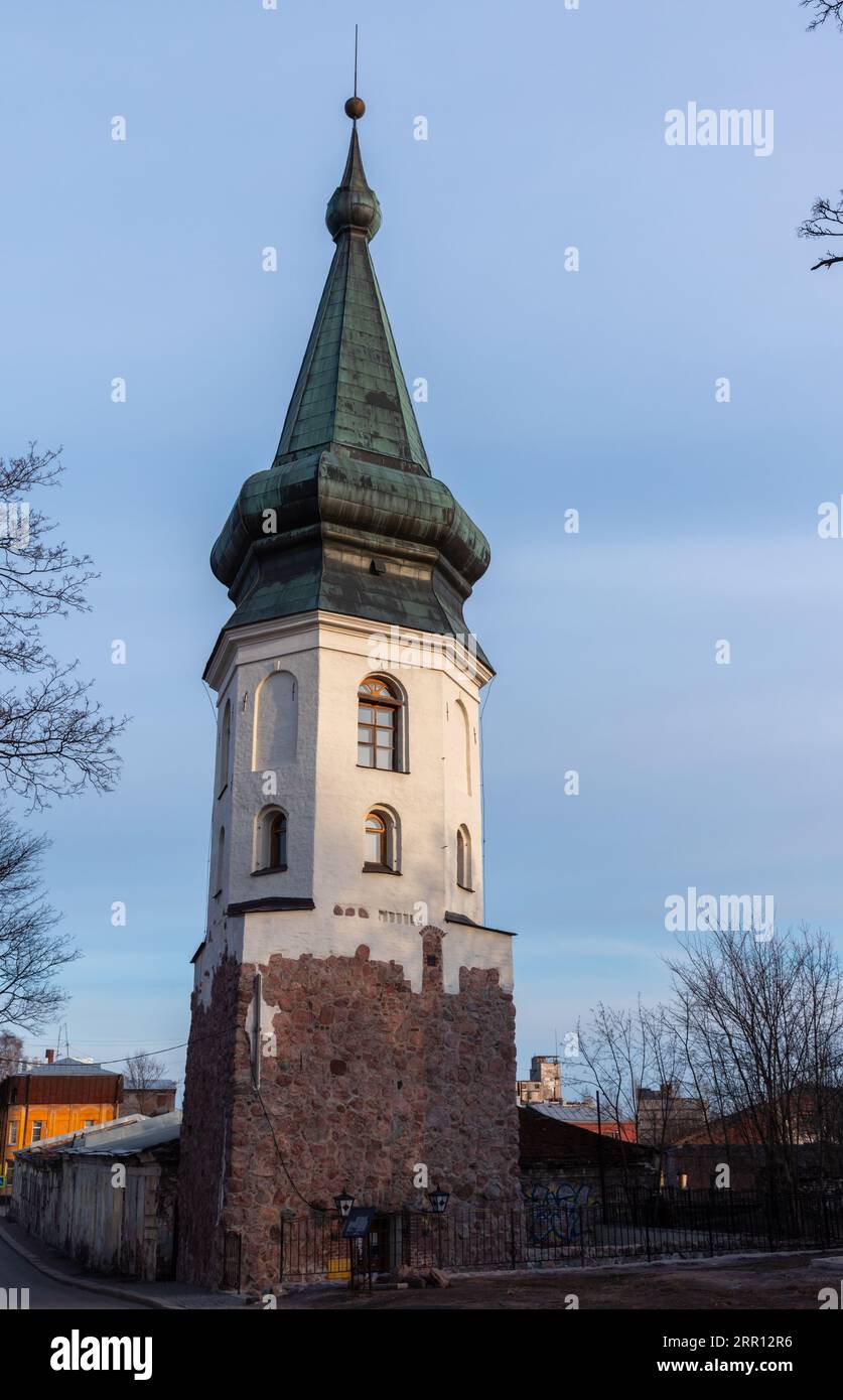 Der alte Rathausturm von Wyborg, Russland. Es wurde in den 1470er Jahren zusammen mit anderen Türmen der Verteidigungsmauer der Steinstadt erbaut Stockfoto