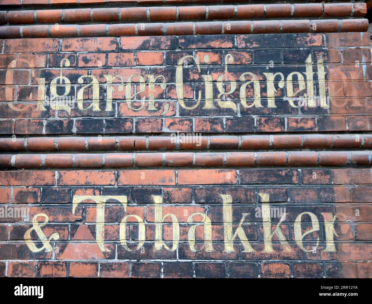 Ein altes Schild an einer Ziegelmauer für Zigarren und Tabak in Kopenhagen, Dänemark. Stockfoto