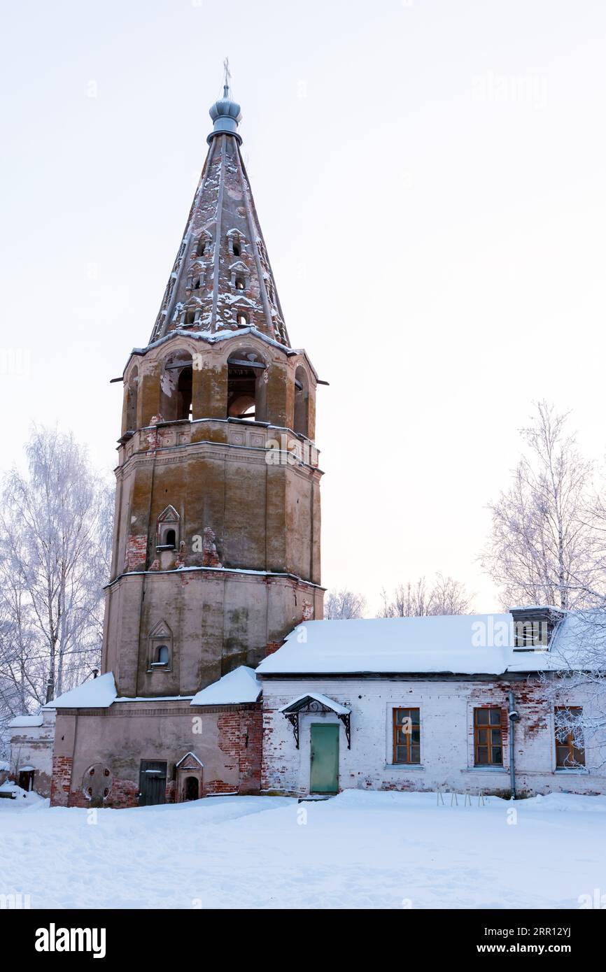 Glockenturm der Znamenski-Kathedrale an einem Wintertag, dies ist eine inaktive orthodoxe Kirche in Weliki Nowgorod in der Nähe der Kirche der Verklärung von Th Stockfoto