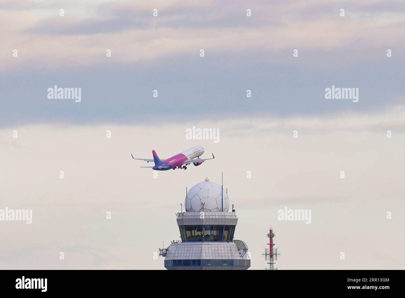 200903 -- WARSCHAU, 3. September 2020 -- am 2. September 2020 startet am Warschauer Flughafen Chopin in Warschau Ein Flugzeug der Wizz Air. Die polnische Regierung hat ab dem 2. September Direktflüge aus 44 Ländern verboten, um die Ausbreitung des Coronavirus zu verhindern. Zu den unter die Beschränkungen fallenden Ländern gehören die Vereinigten Staaten, Brasilien und Spanien. Foto von /Xinhua POLEN-WARSCHAU-FLUGBESCHRÄNKUNGEN JaapxArriens PUBLICATIONxNOTxINxCHN Stockfoto